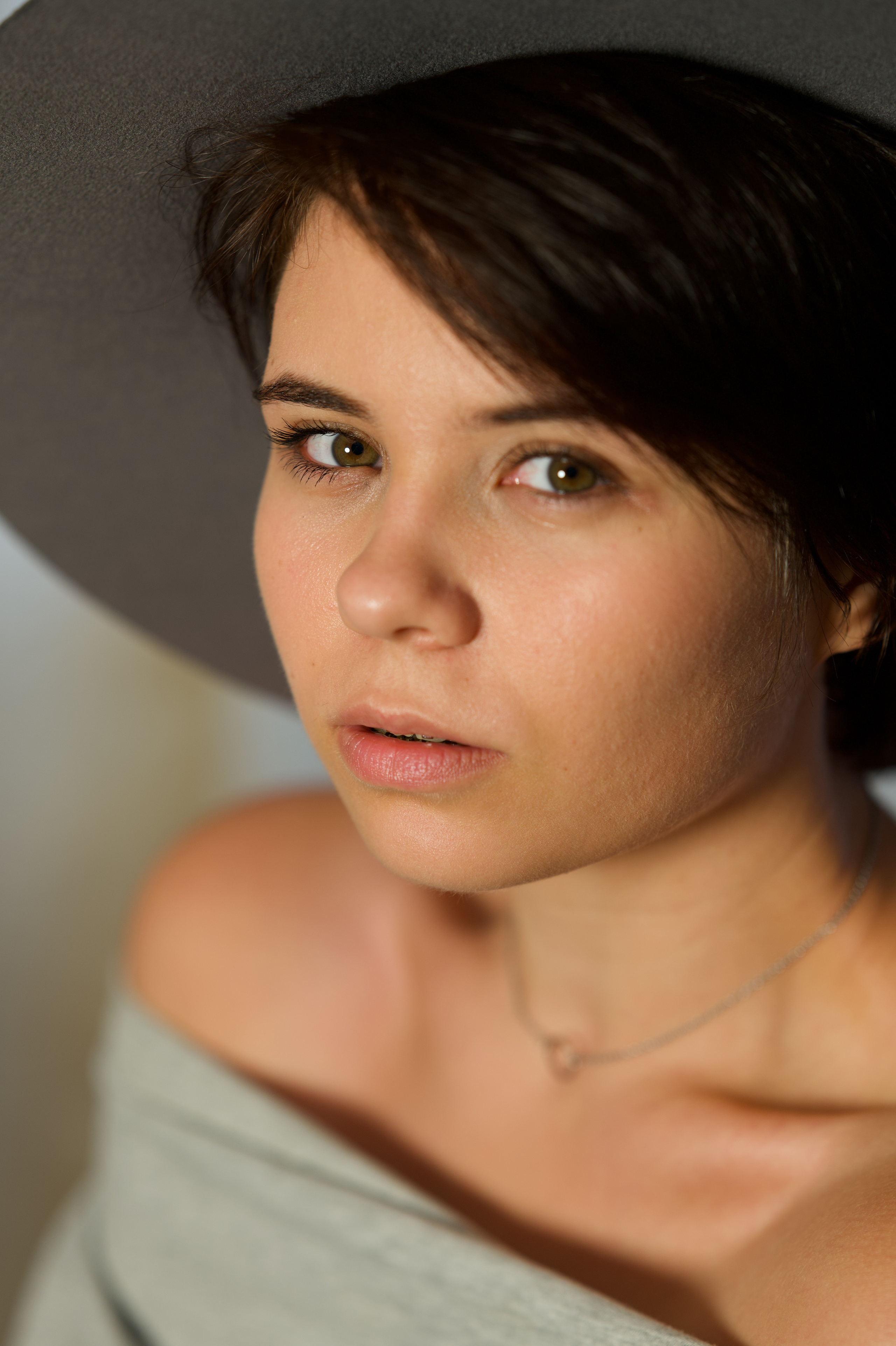 Портретная съёмка (фотосессия) девушки в шляпе