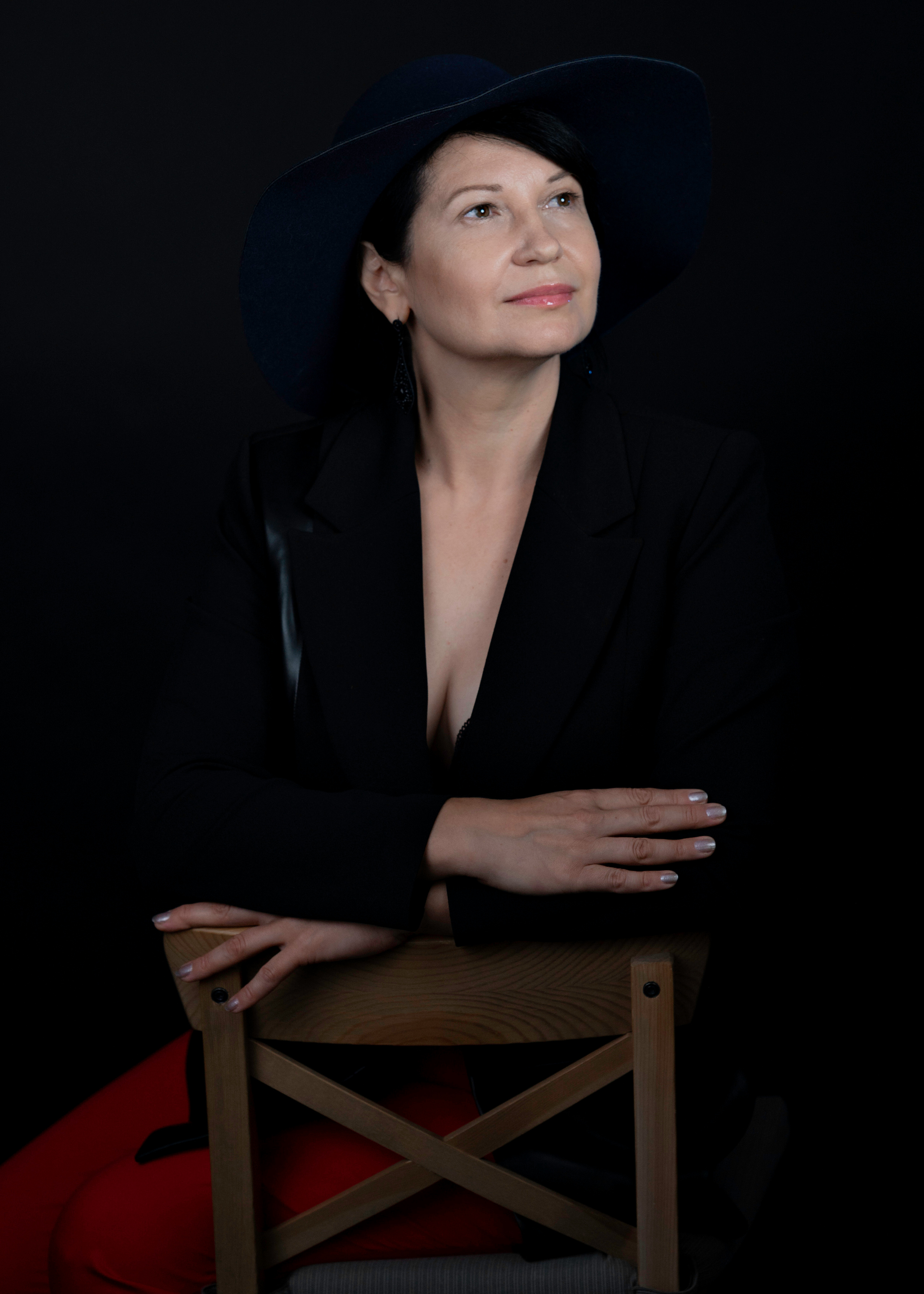 Студийная фотосессия элегантной женщины в студии