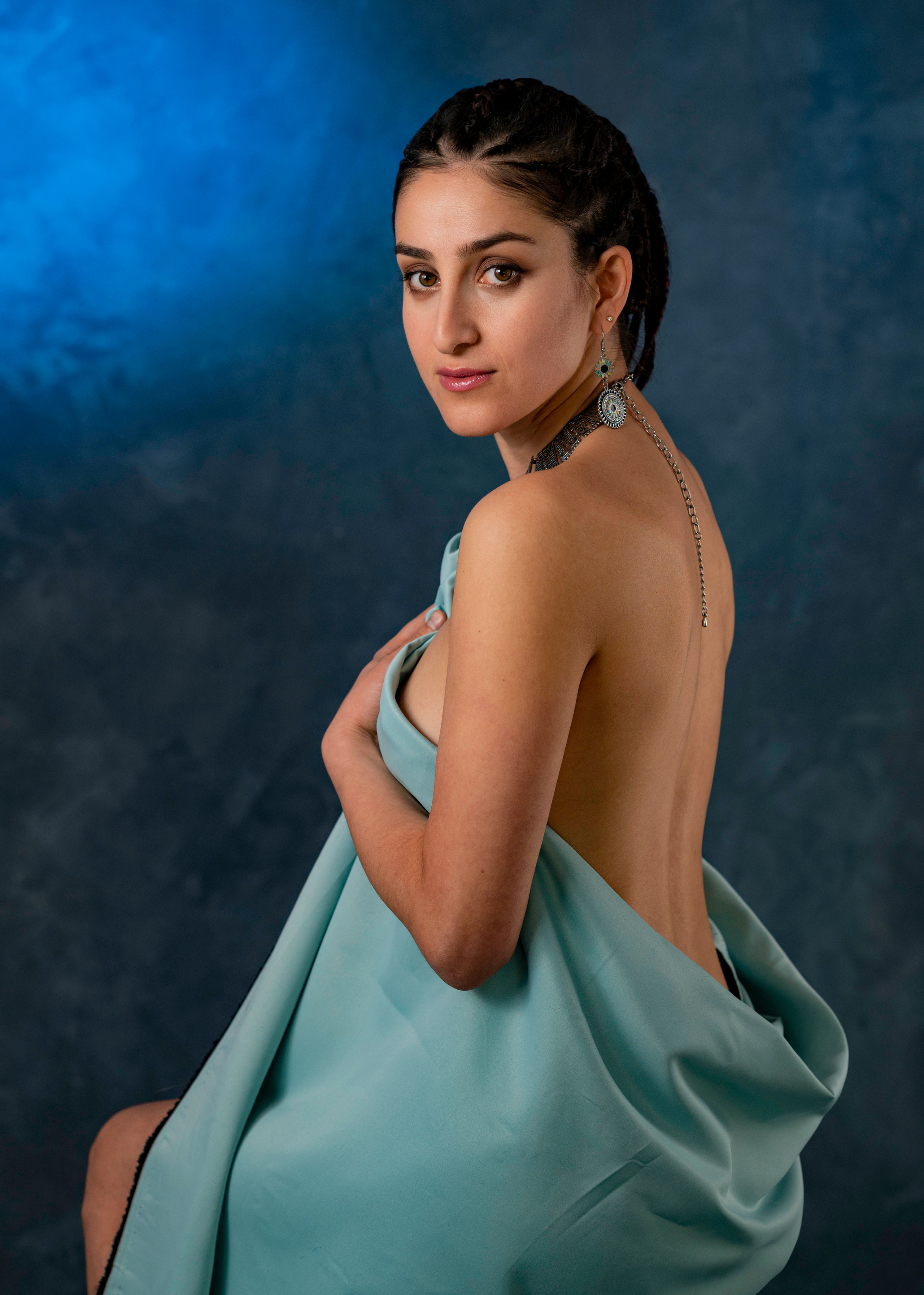 Художественная студийная съёмка девушки в образе царицы