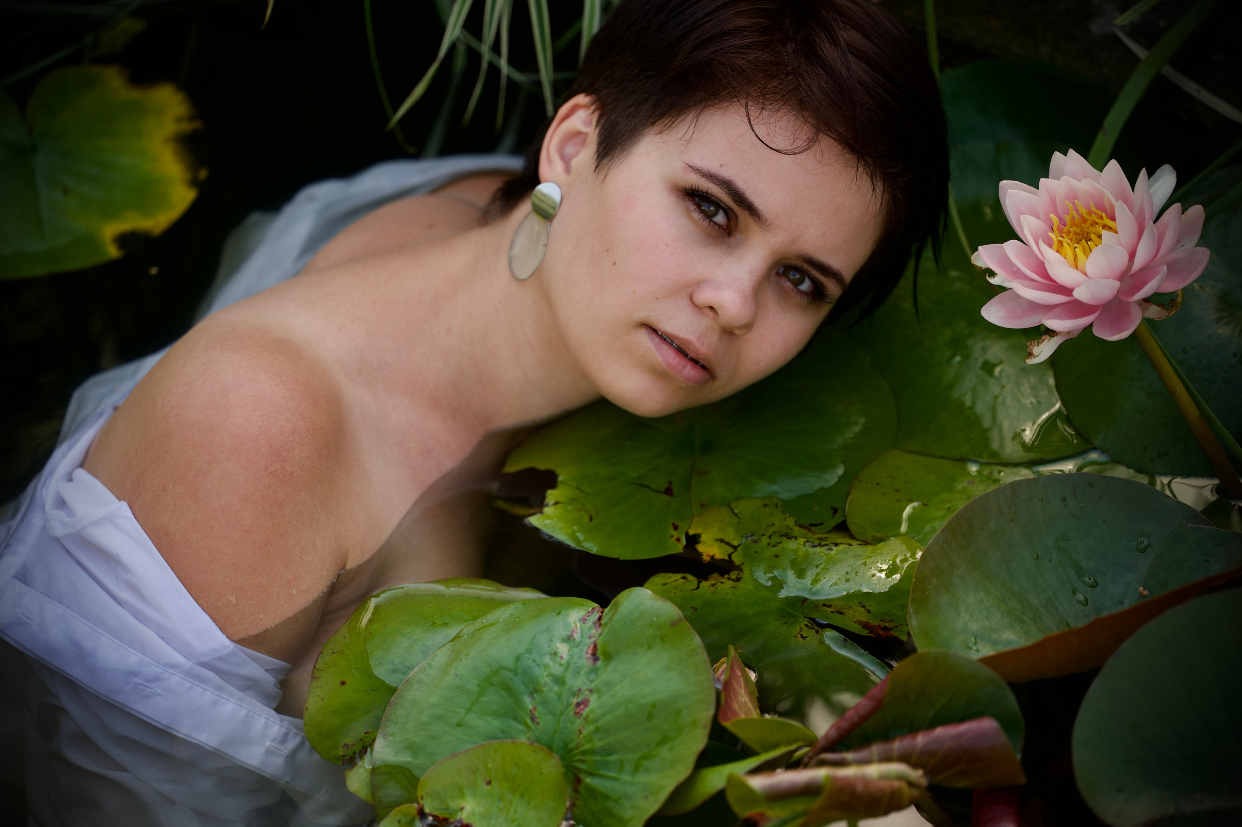 Фотосессия девушки на пруду среди нимфей