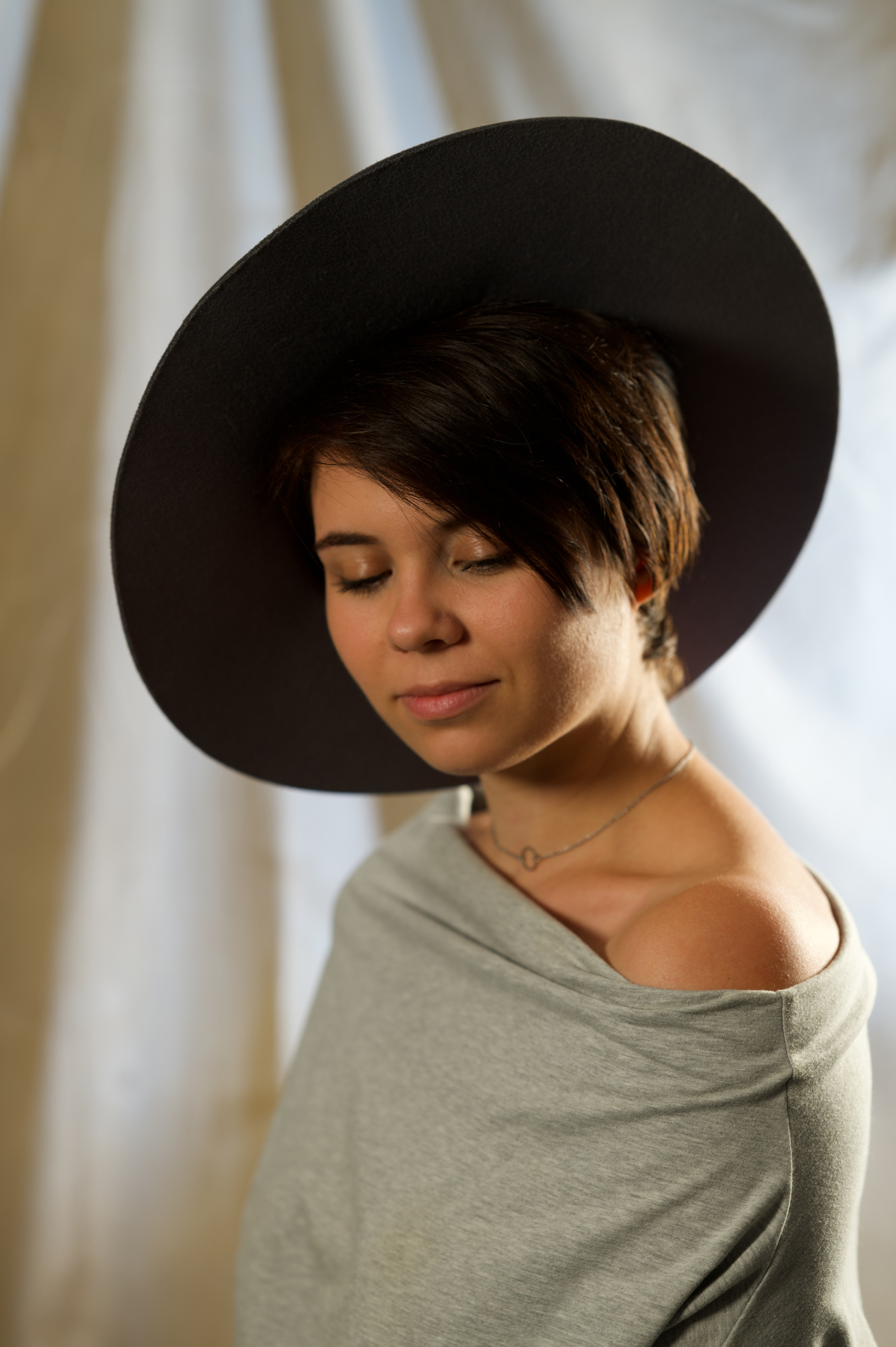 Портретная съёмка (фотосессия) девушки в шляпе