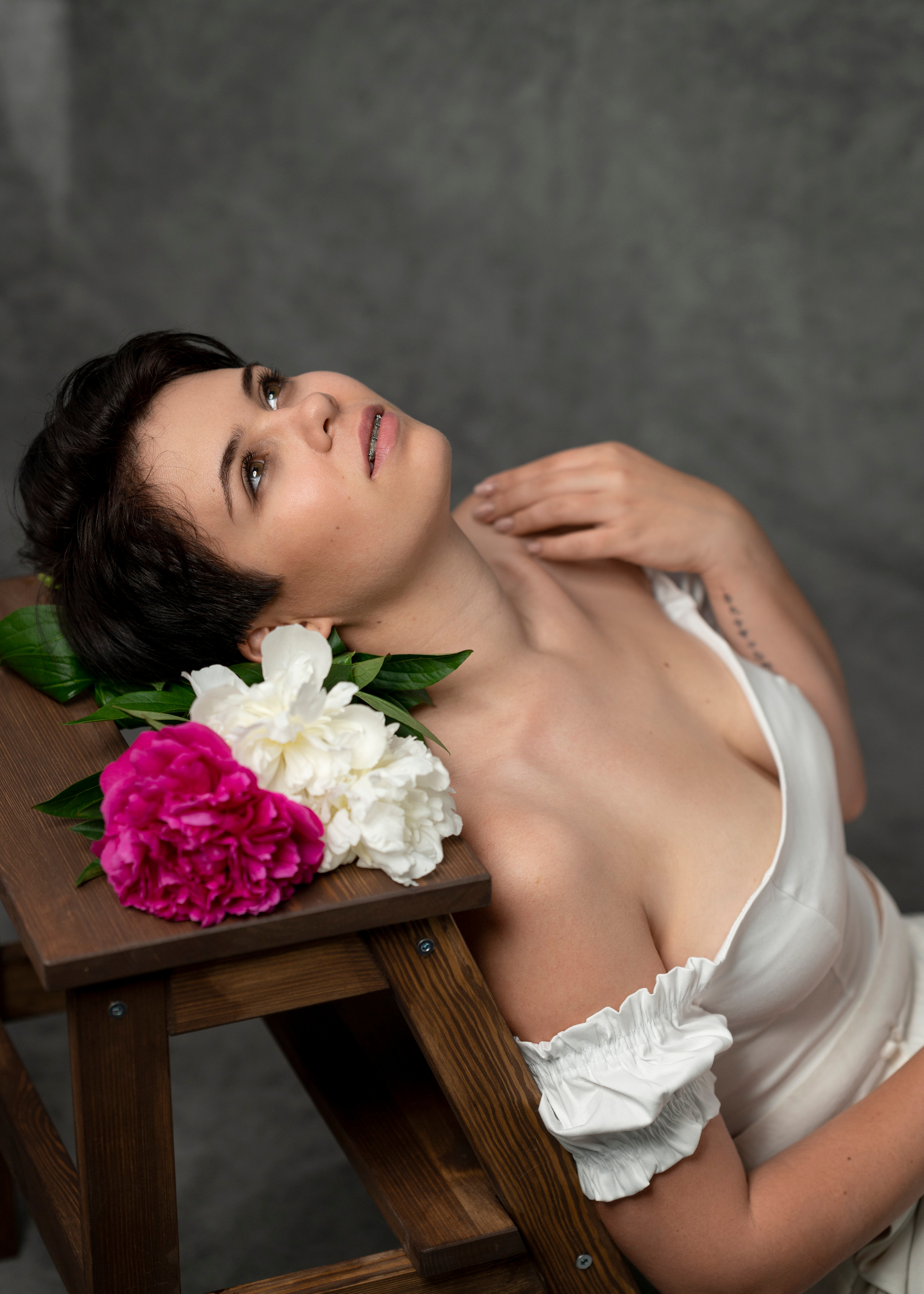 Фотосессия девушки с цветами в студии