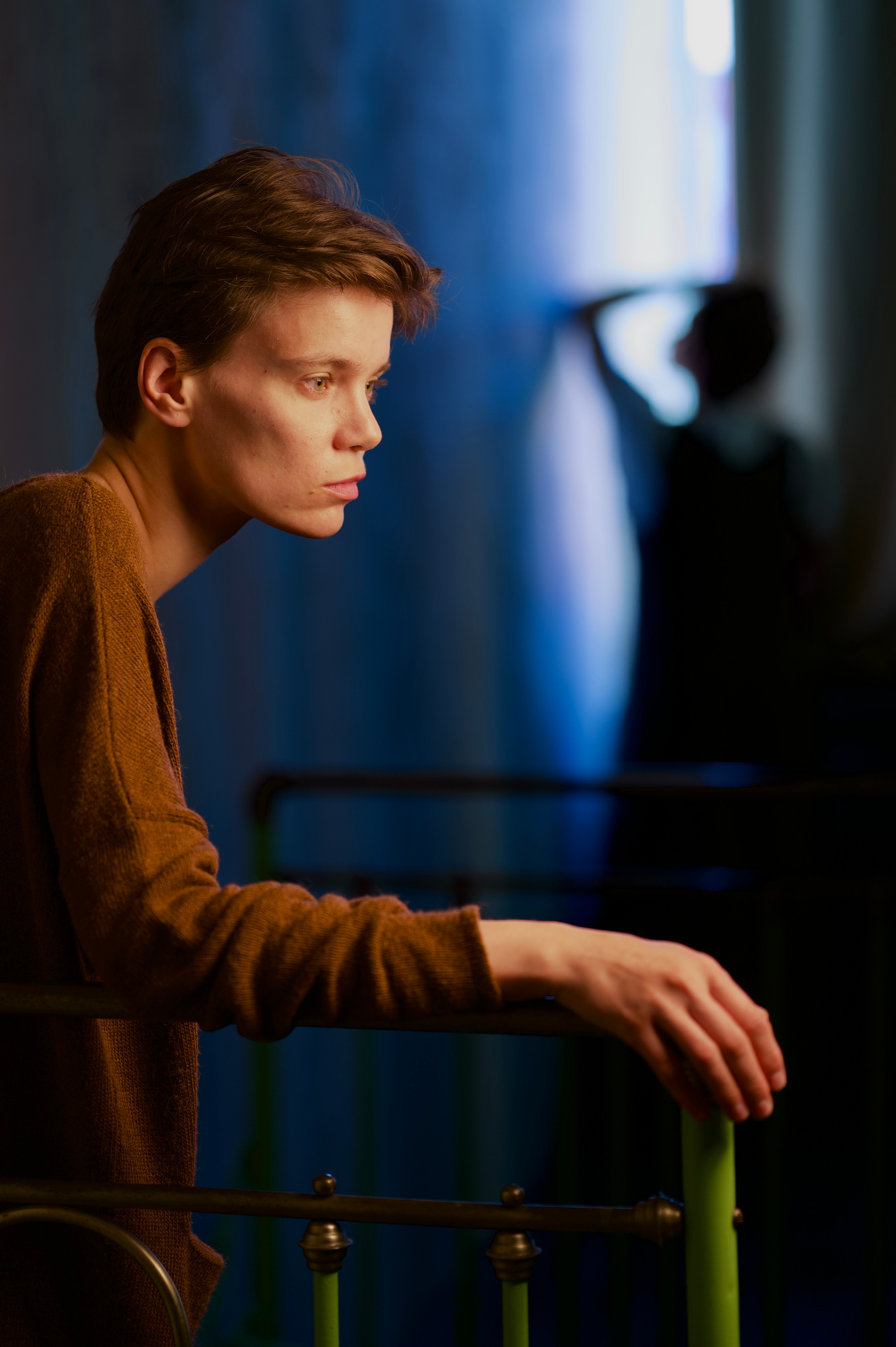 Фотосессия рук девушки в студии