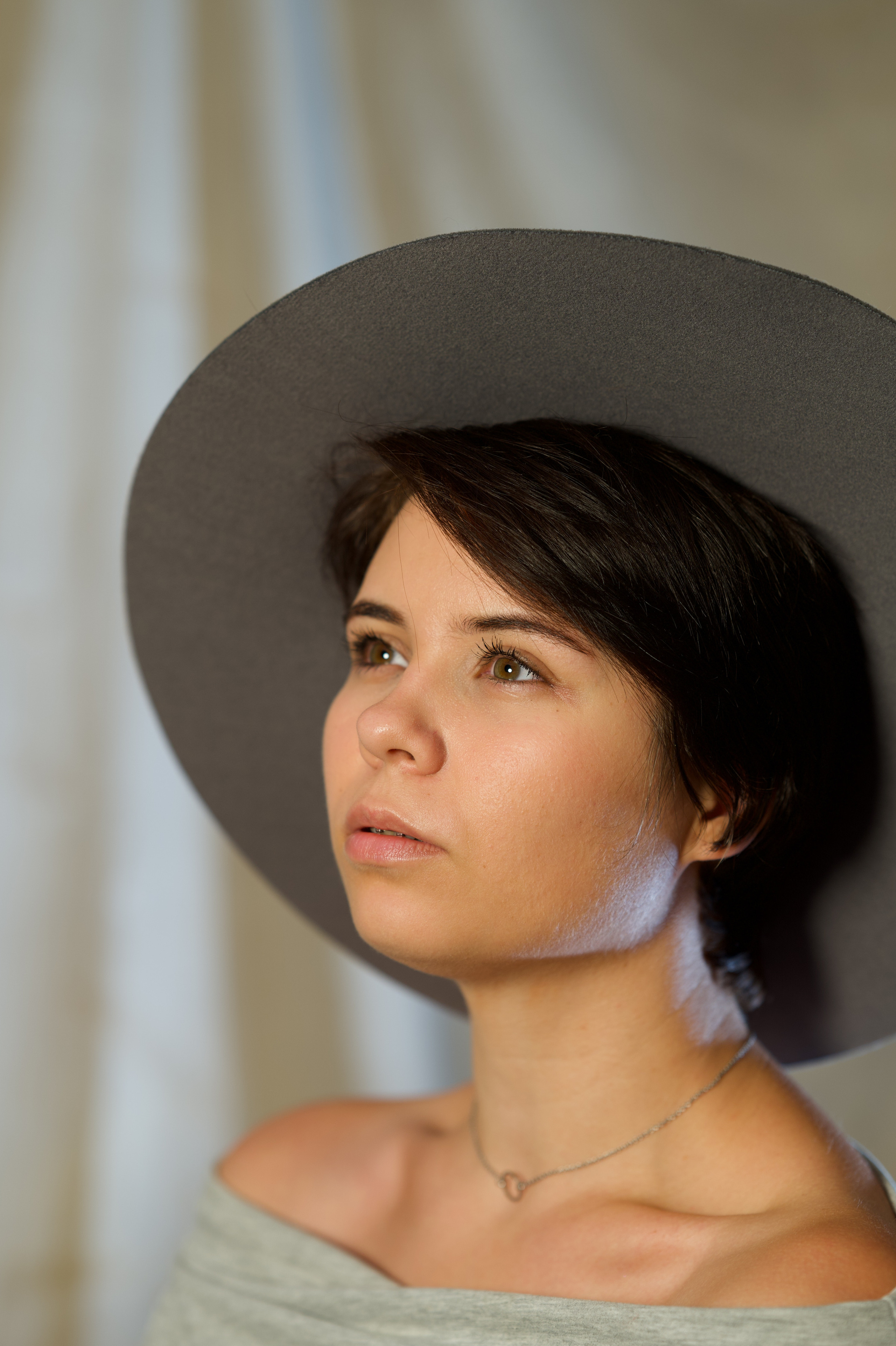 Портретная съёмка (фотосессия) девушки в шляпе