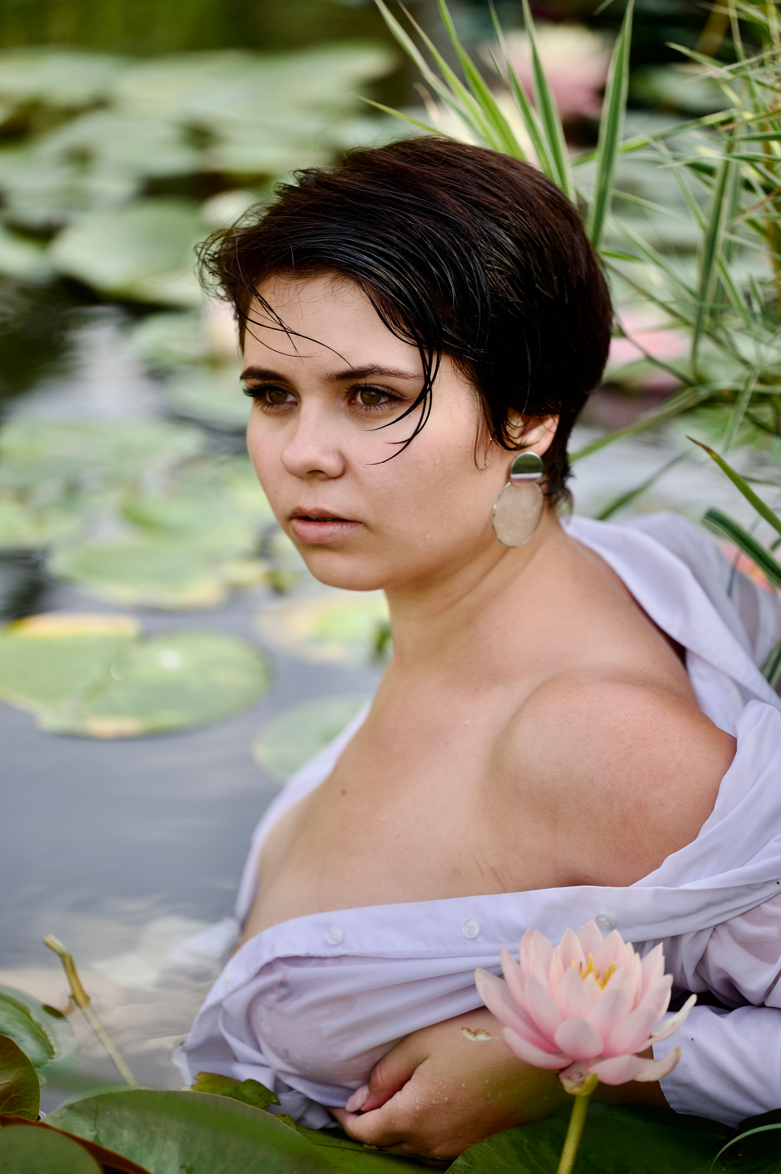 Фотосессия девушки на пруду среди нимфей