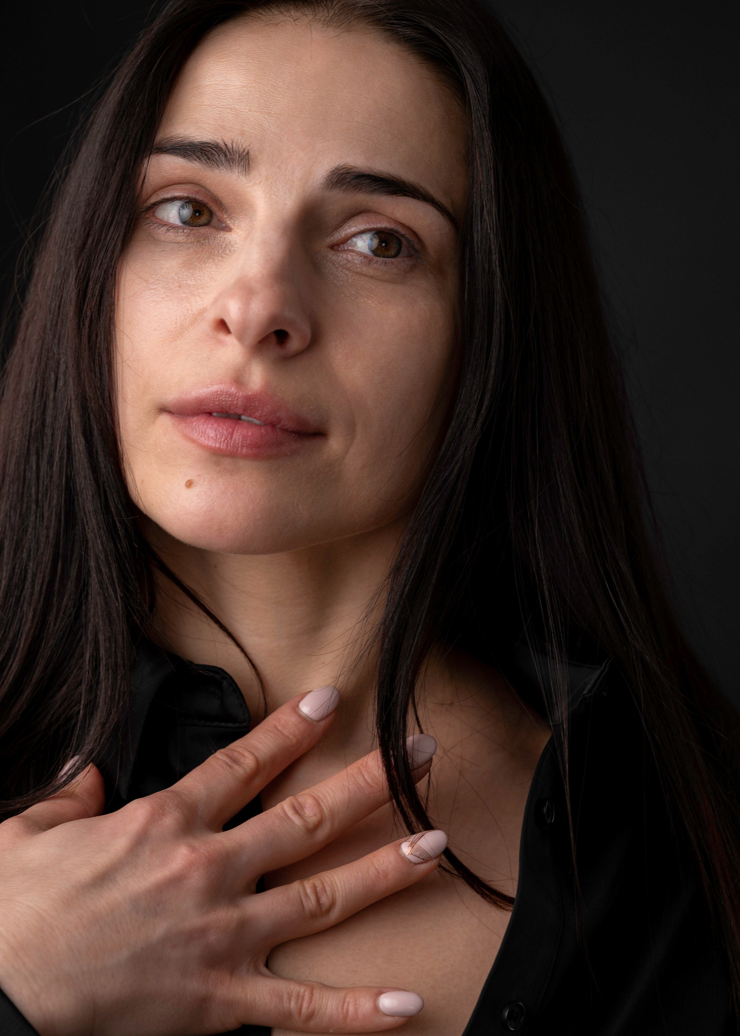 Фотосессия девушки в чёрном в студии