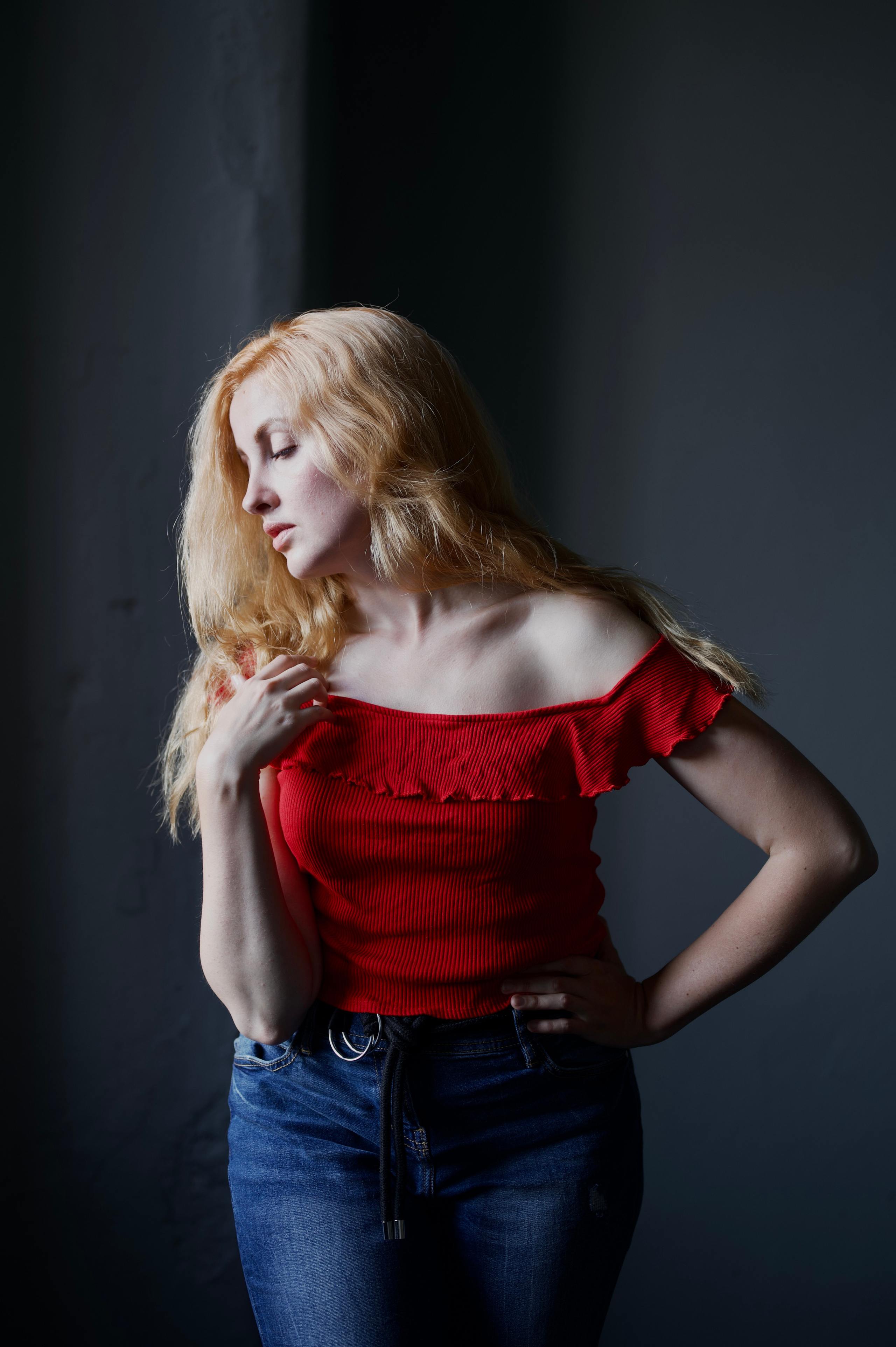 Фотосессия блондинки в красном при естественном свете
