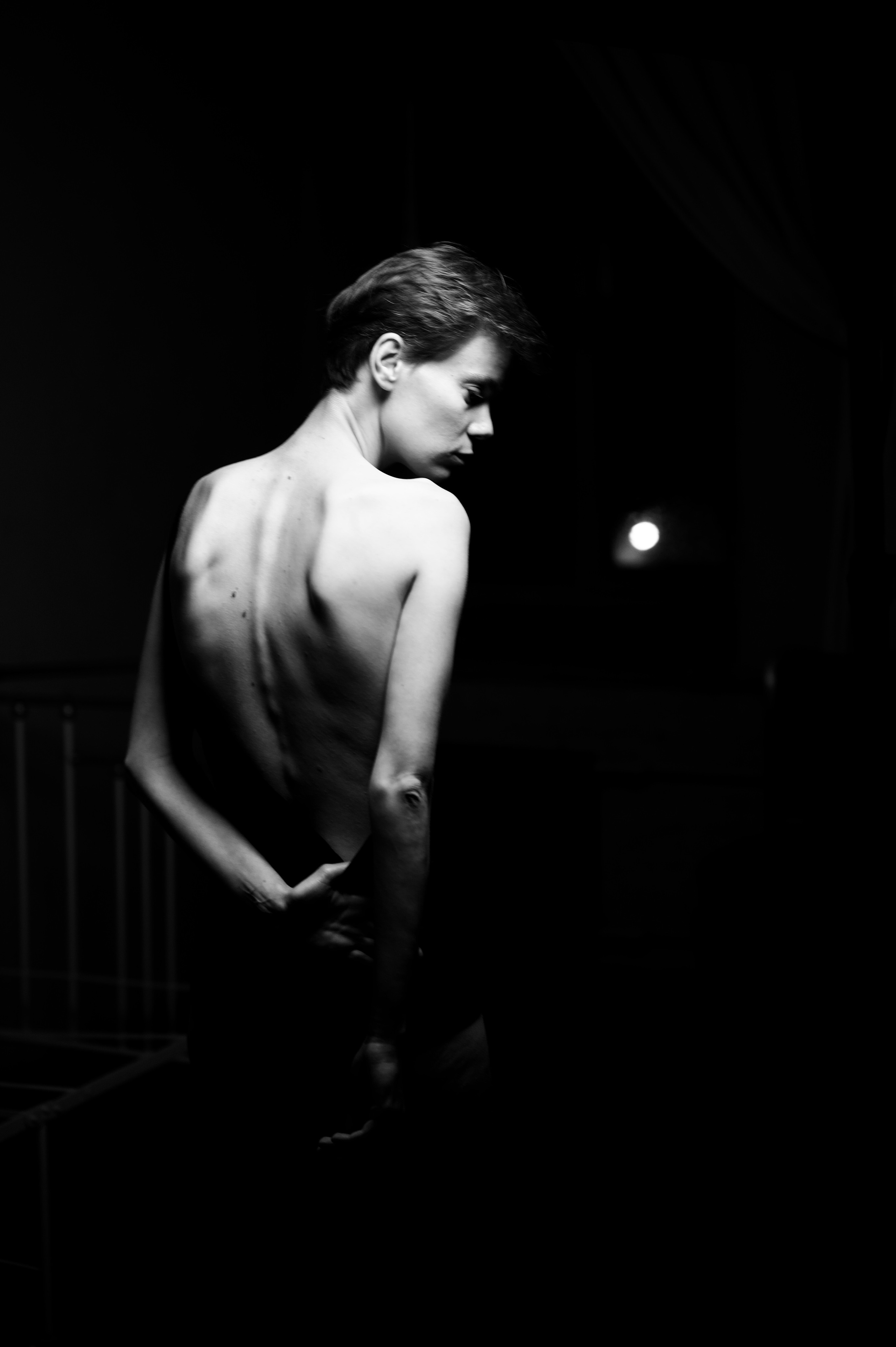 Фотосессия девушки с хрупким телом в студии