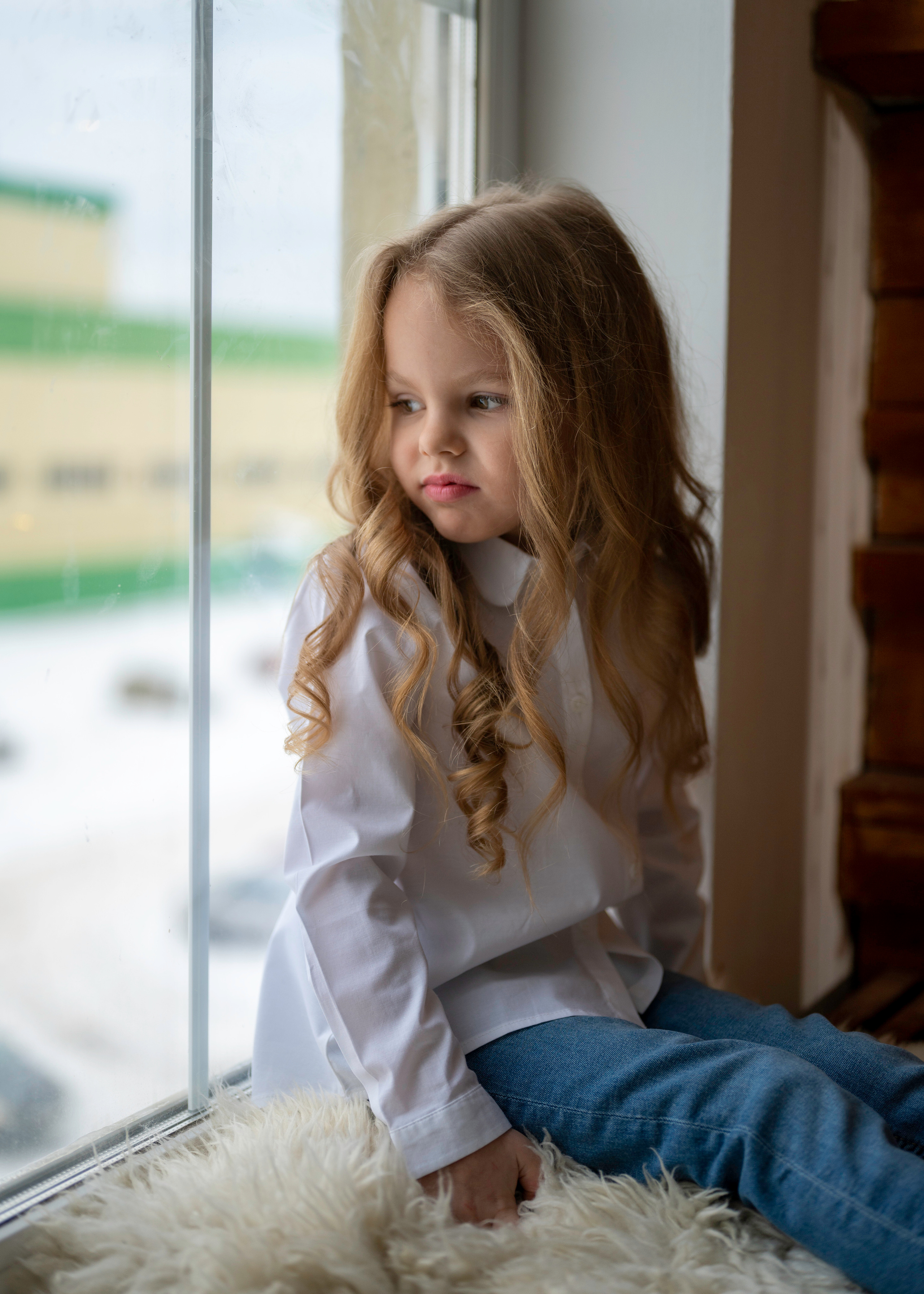 Семейная новогодняя фотосессия матери и дочери в студии