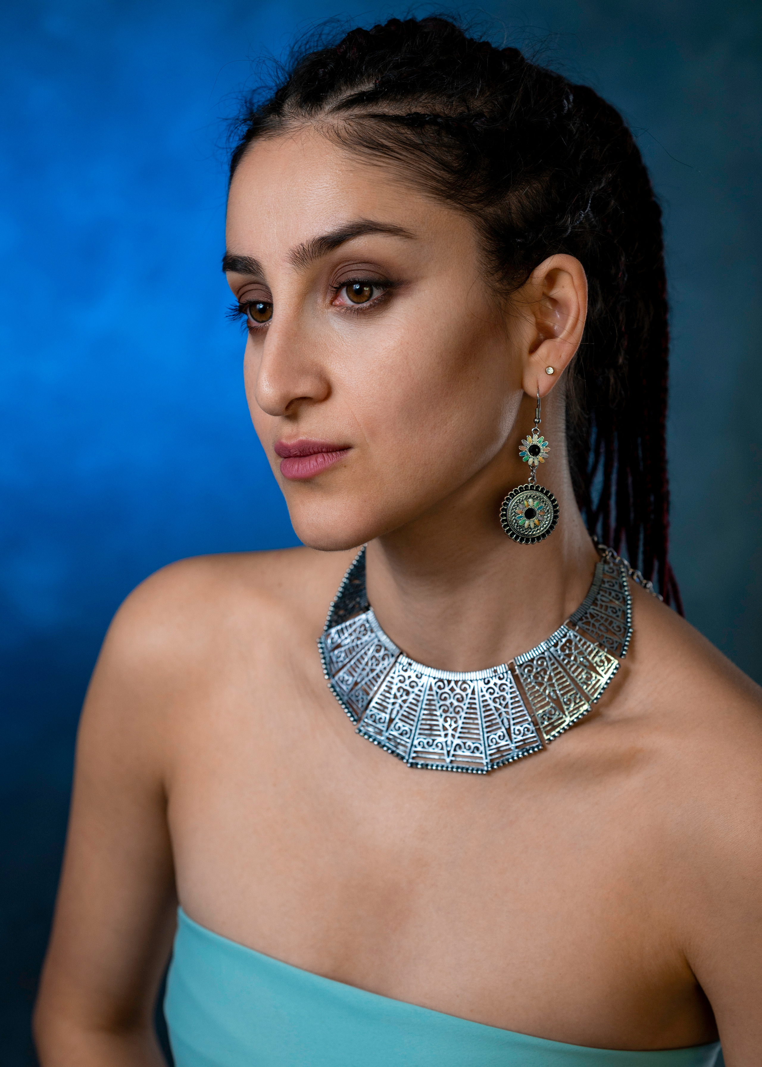 Художественная студийная съёмка девушки в образе царицы