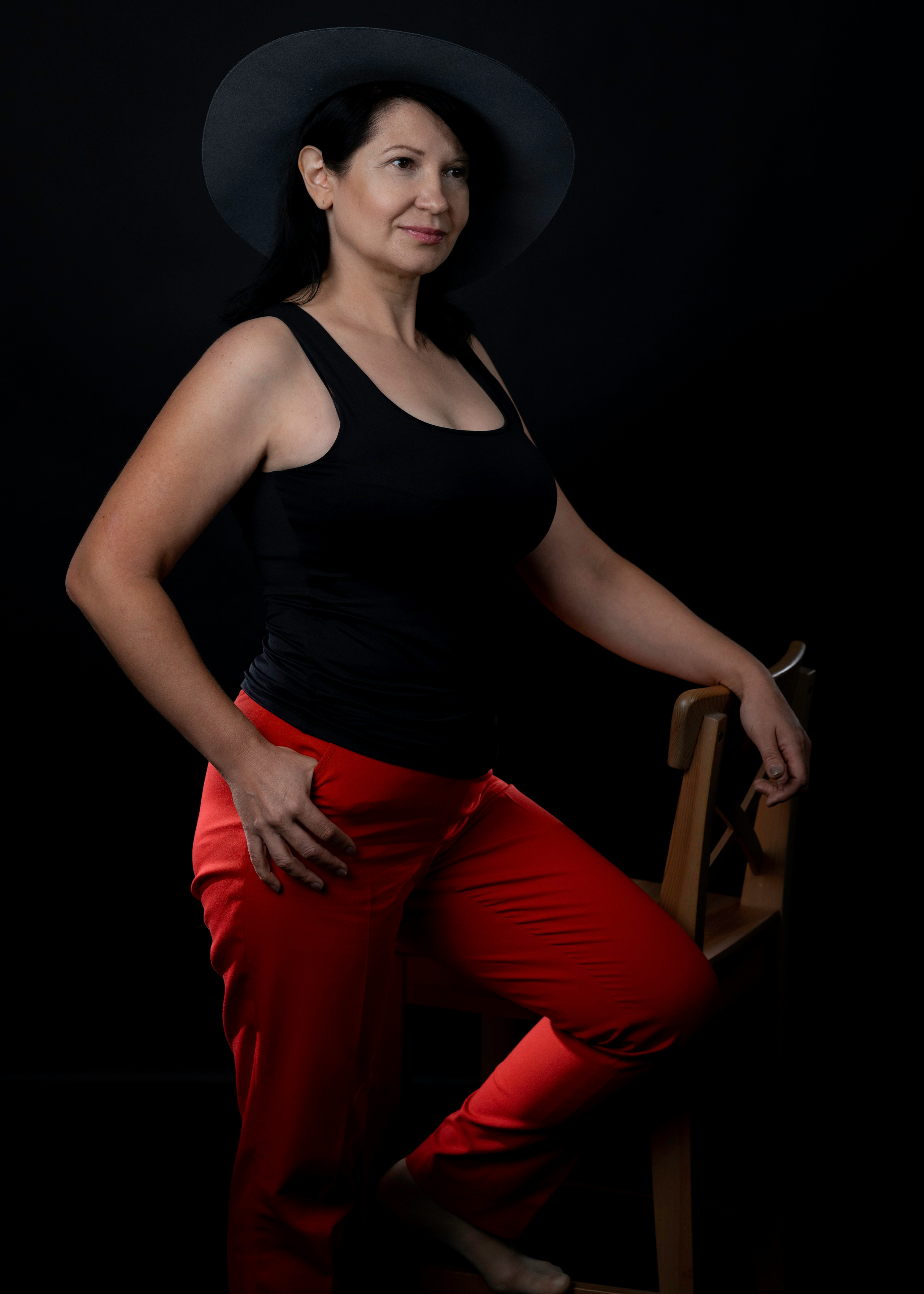 Студийная фотосессия элегантной женщины в студии