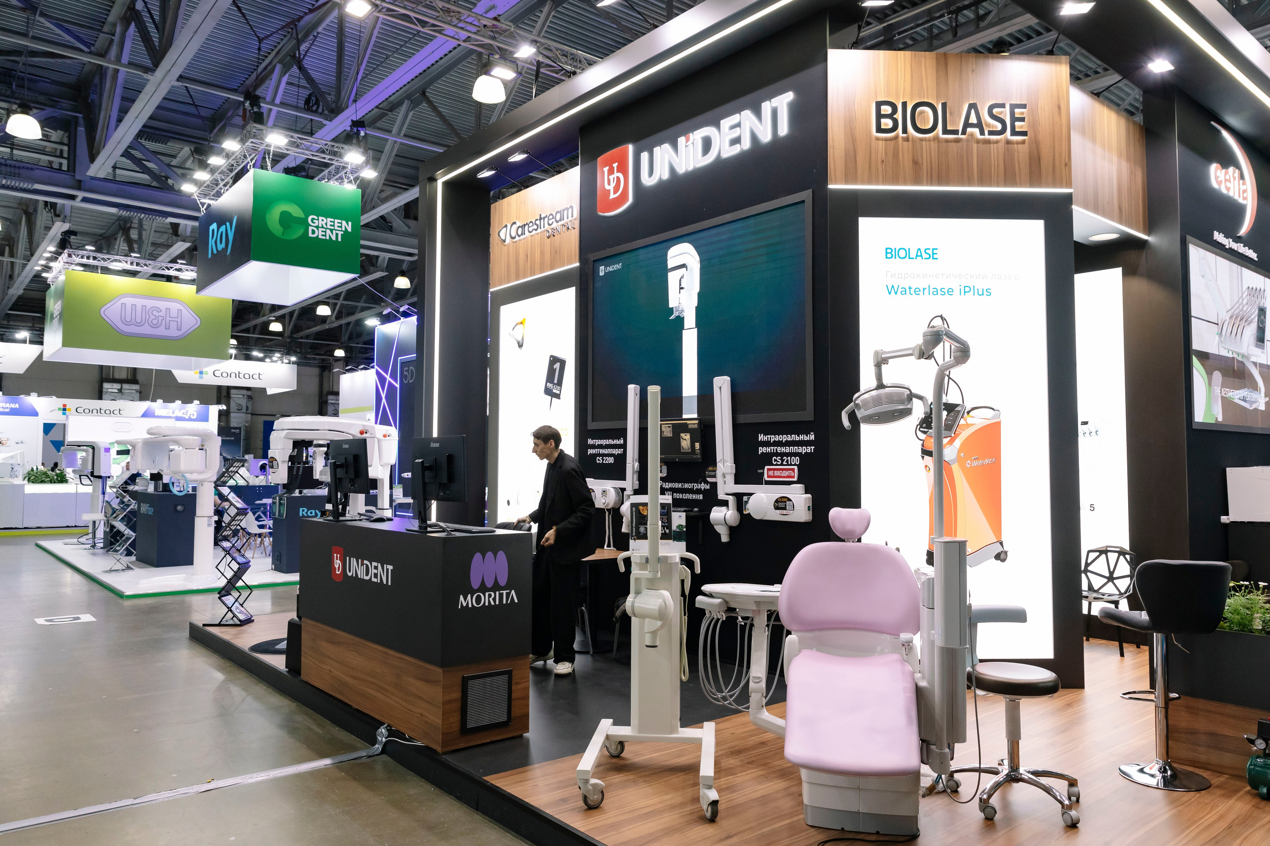 Стоматологическая выставка Dental Salon 2026. Профессиональный фотограф в Москве | Заказать фотосессию и съемку