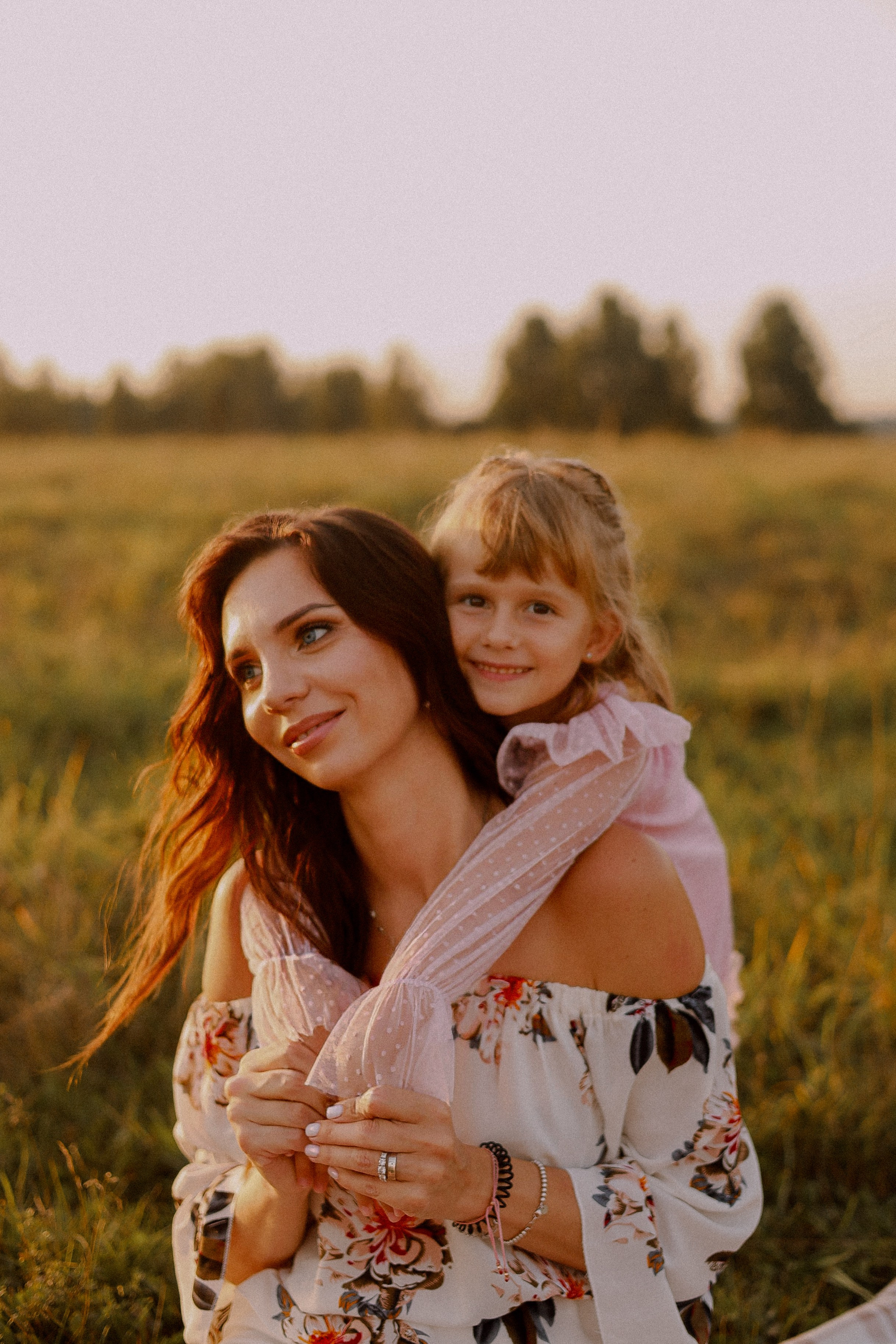 Мама с дочкой. Фотосессия на природе