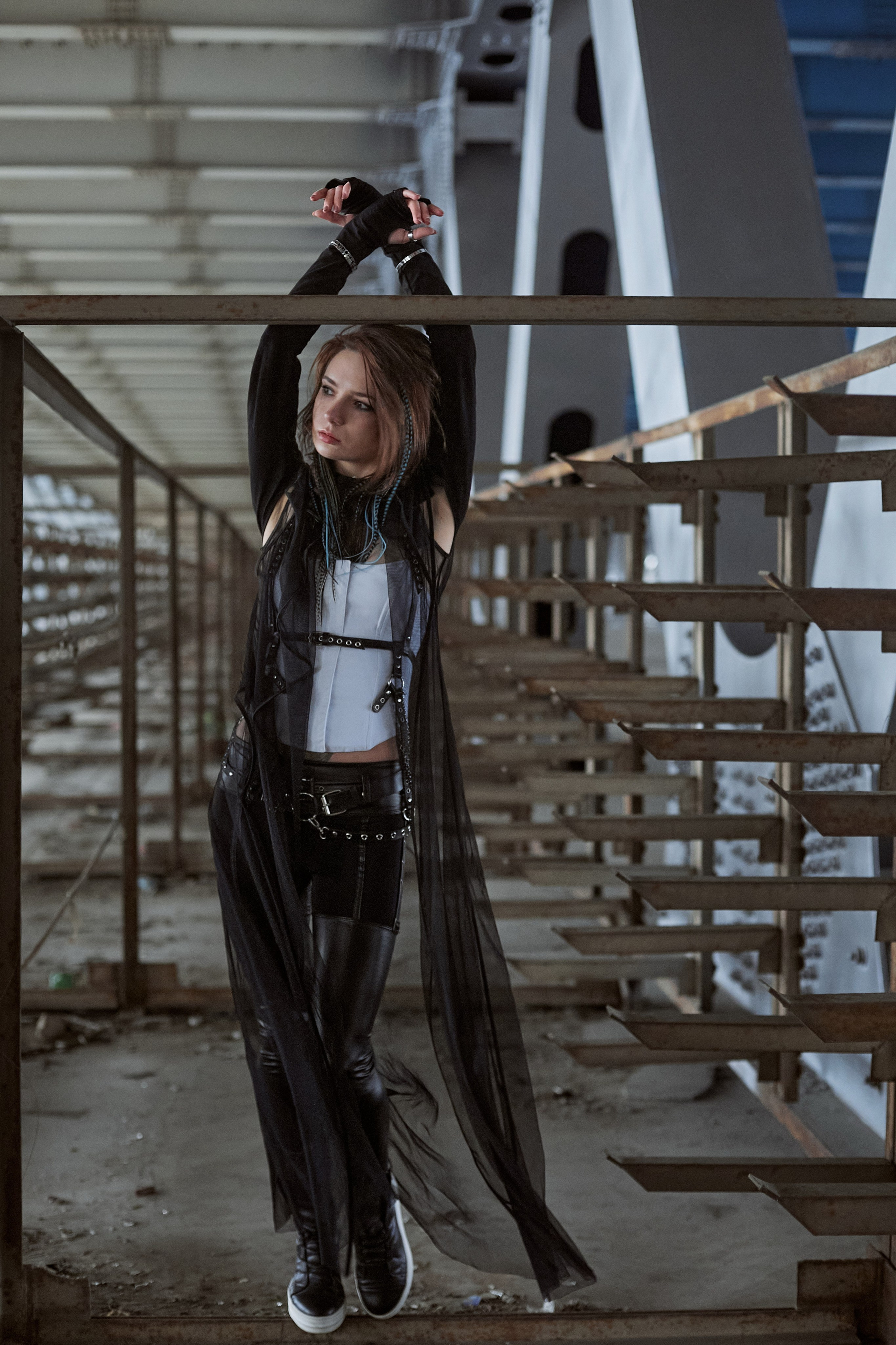 Фотограф в Москве. Креативное фото. Девушка на под мостом. 