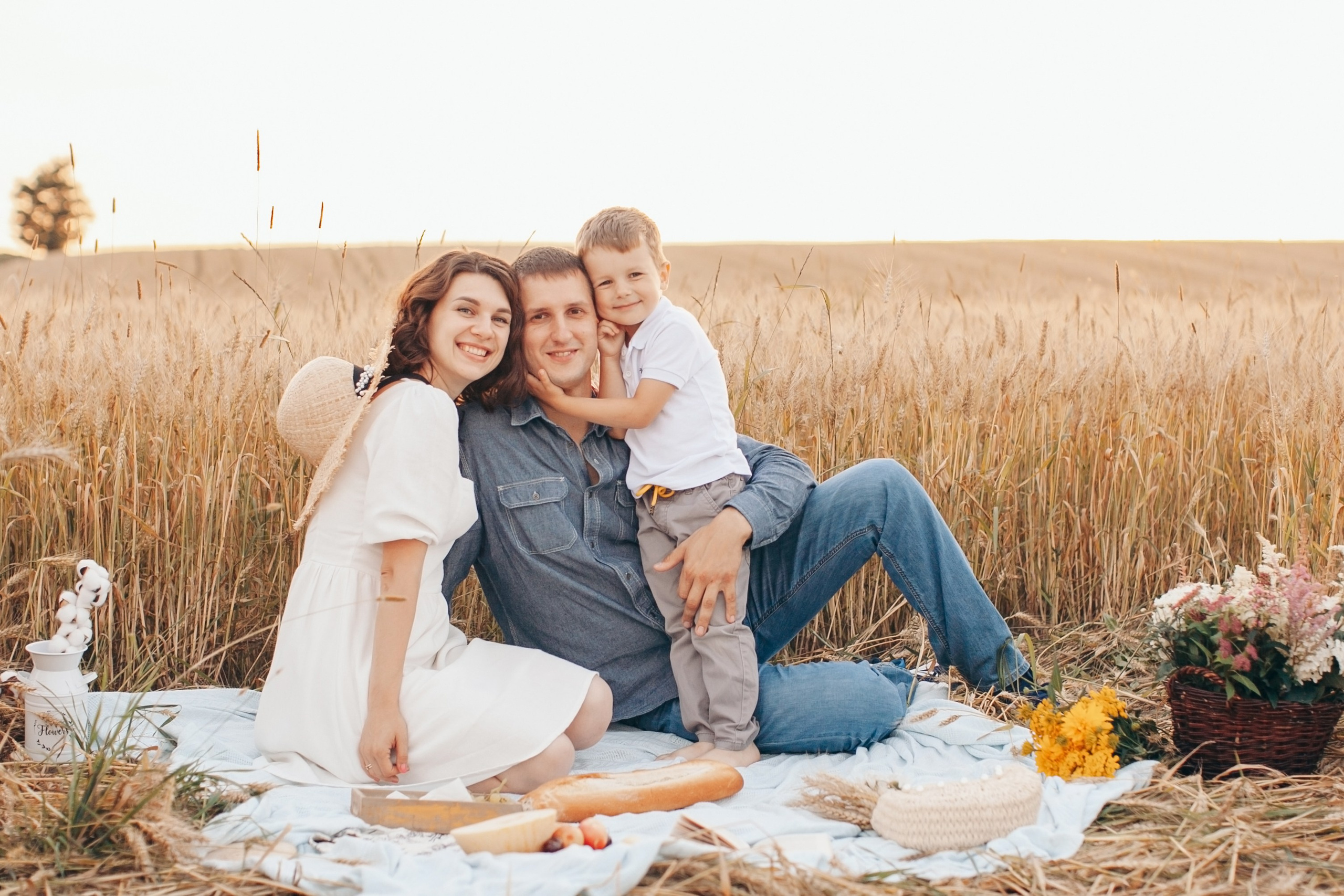 Семейная фотосессия в поле на закате. Фотограф Ольга Ефремова