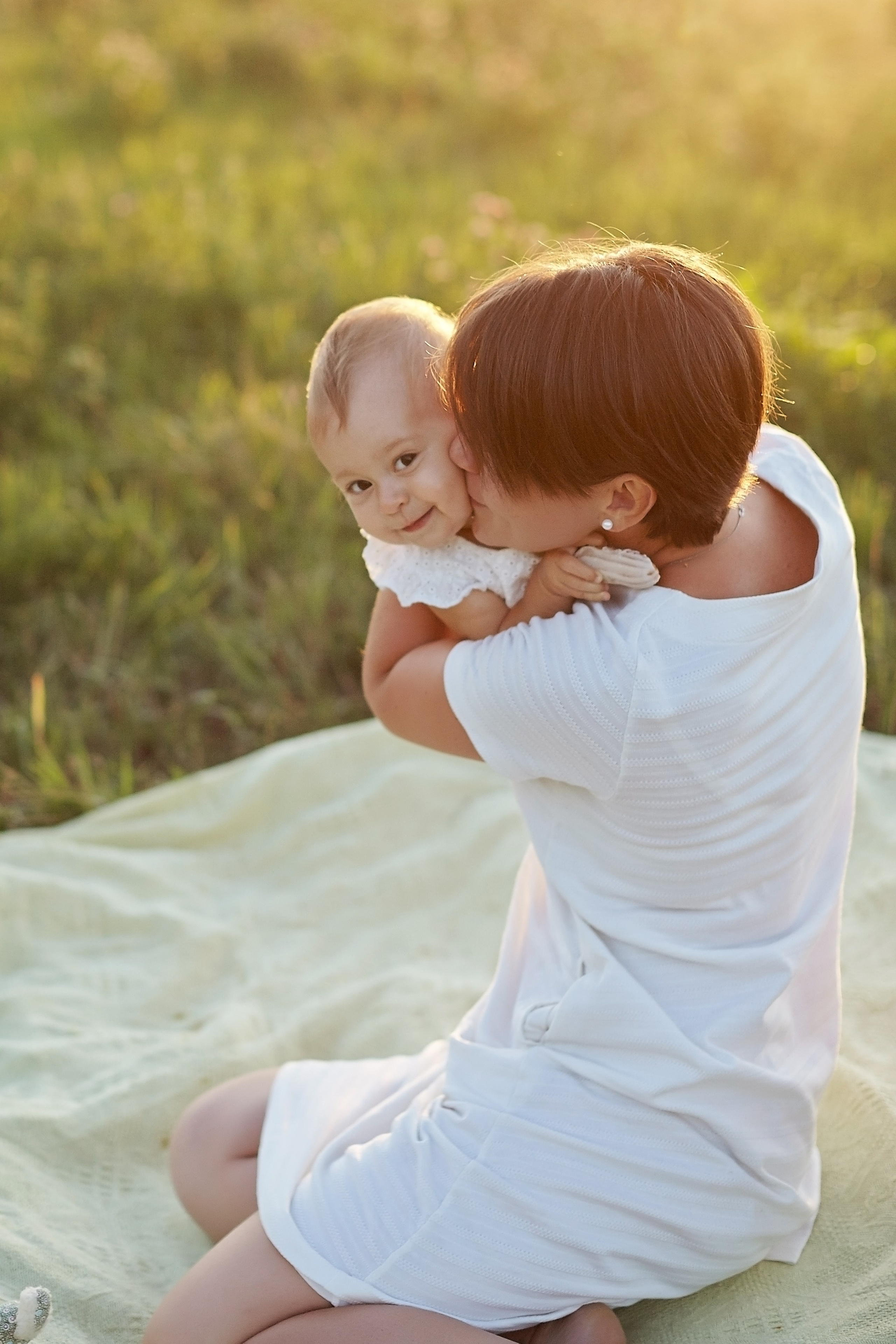 Мама с дочкой в поле на закате. Фотограф Ольга Ефремова
