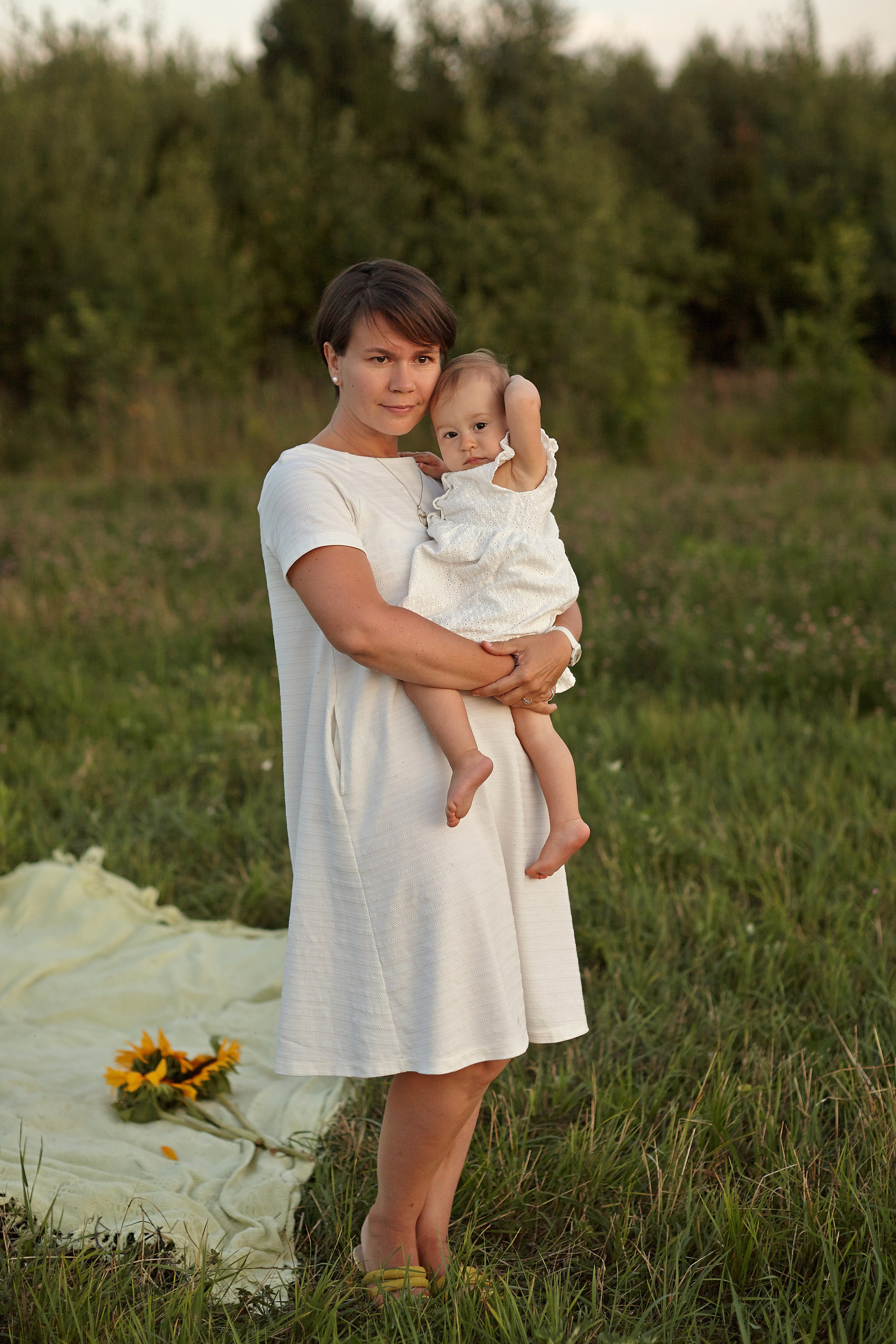 Мама с дочкой в поле на закате. Фотограф Ольга Ефремова