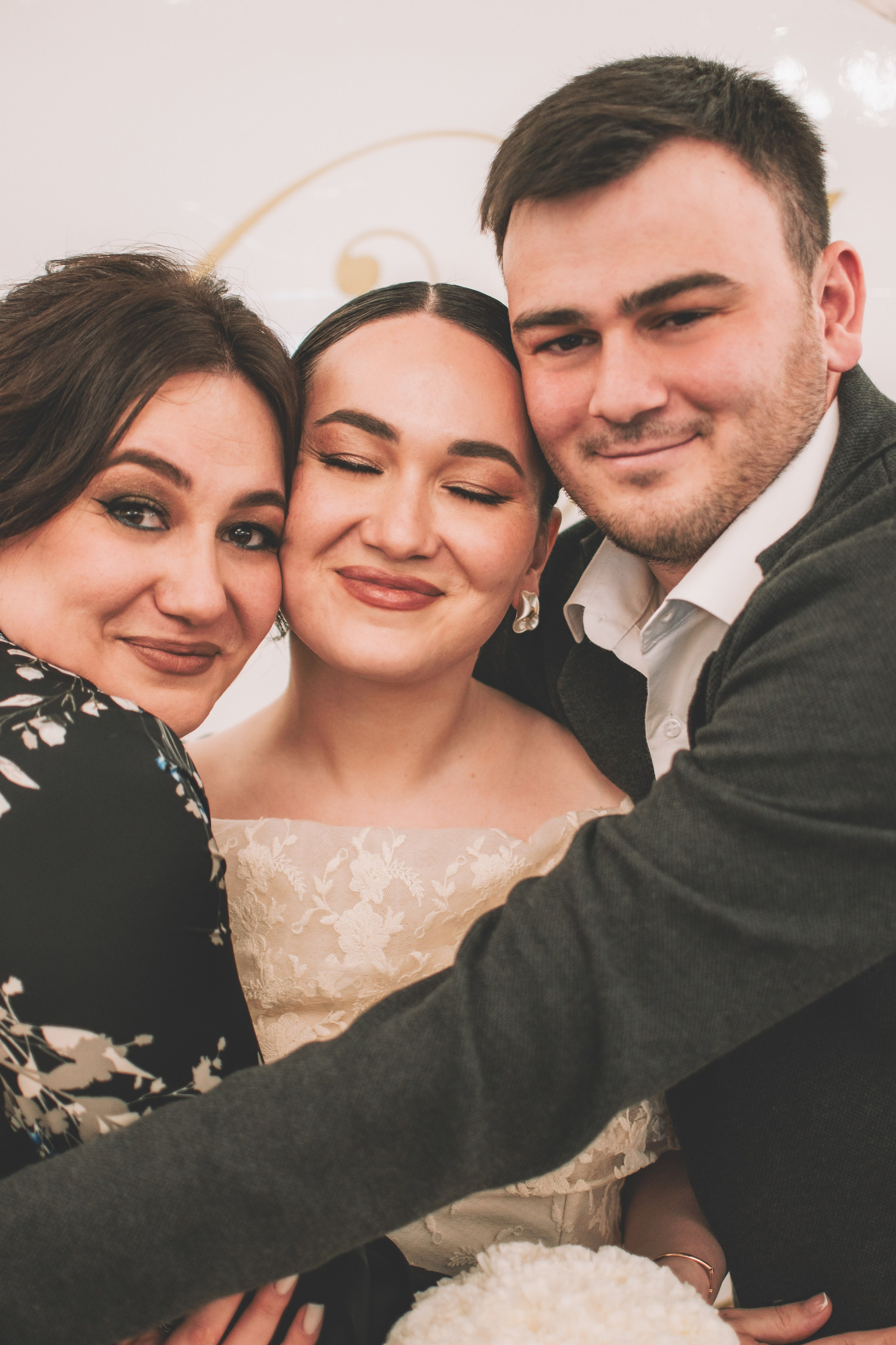 26.04.2025 (Фотосессия, роспись в Онии + фото с банкета). Семейный и свадебный фотограф Губкинский и Ставрополь