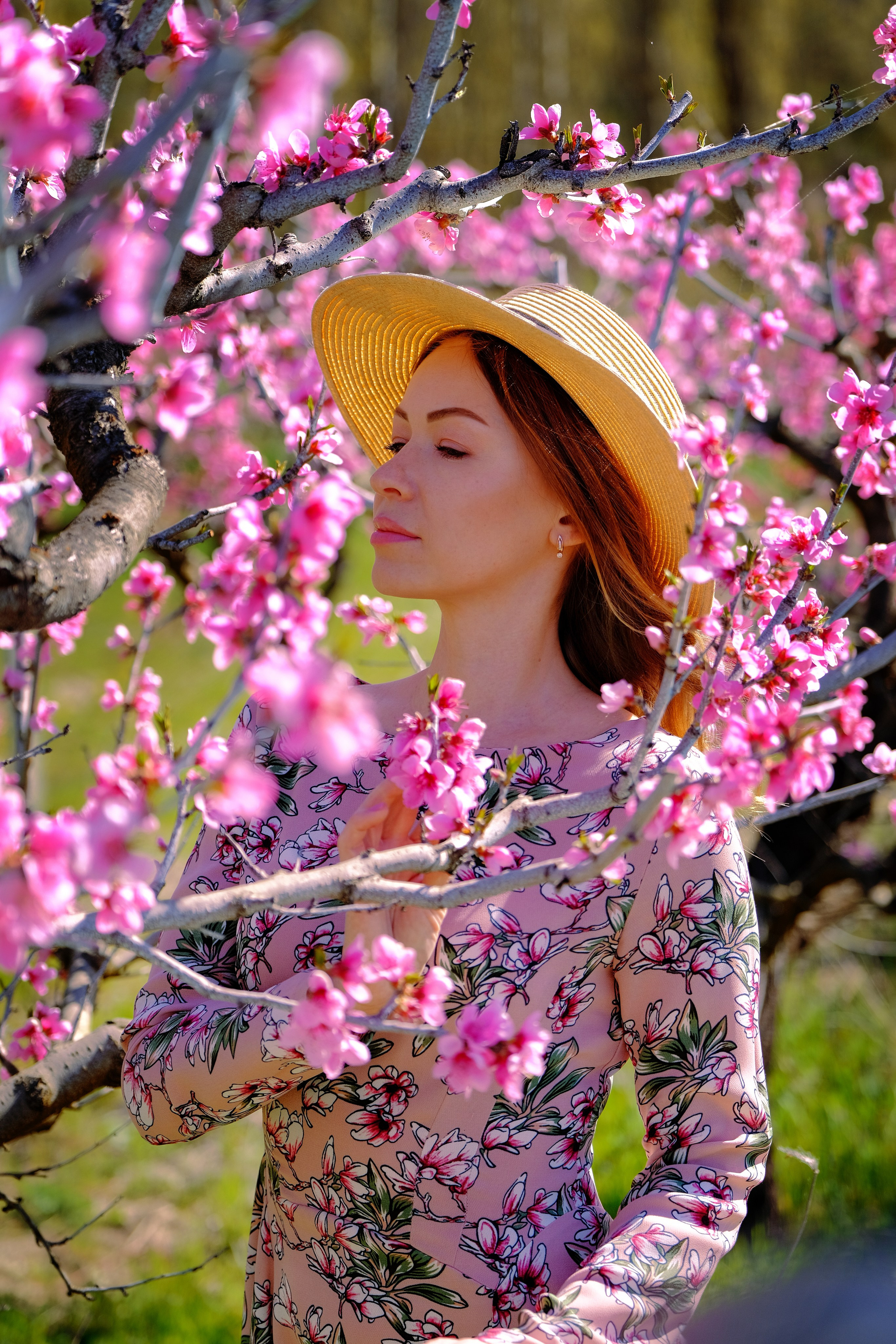 Фотосессия в садах: Персик, лаванда, мак, виноград, подсолнух, ромашка, сирень и др. Профессиональная фотосъемка в Крыму. Натуральные эмоции и живые кадры. Забронируйте дату прямо сейчас!
