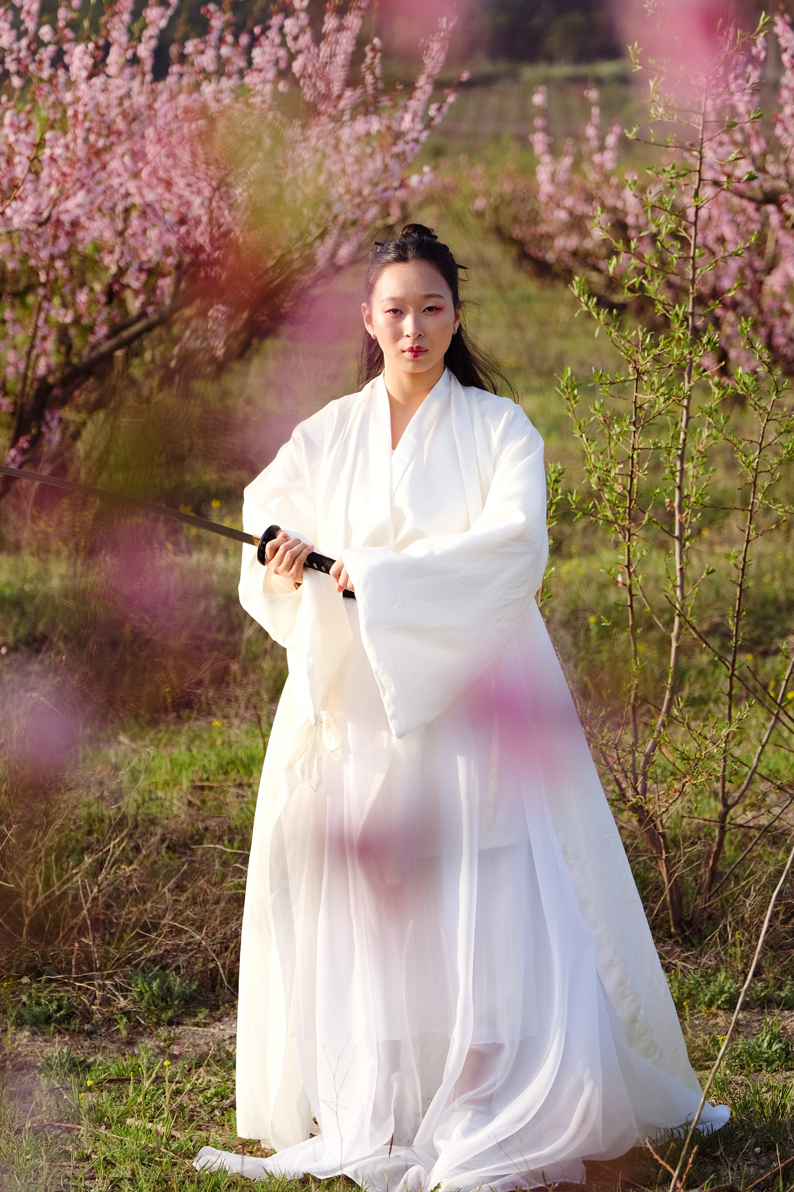 Фото в цветущих персиковых садах. Профессиональная фотосъемка в Крыму. Натуральные эмоции и живые кадры. Забронируйте дату прямо сейчас!