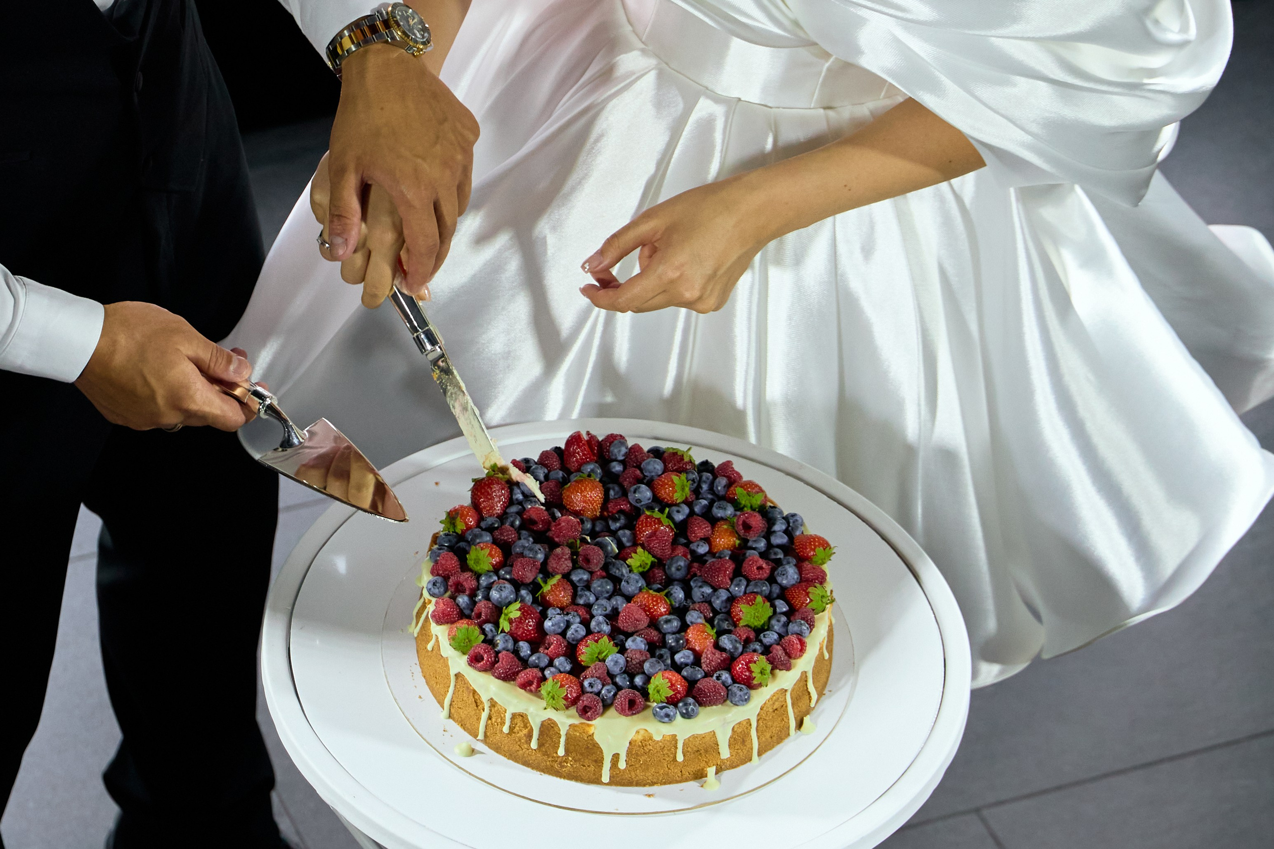 Свадебный торт. Молодожены отрезают первый кусок