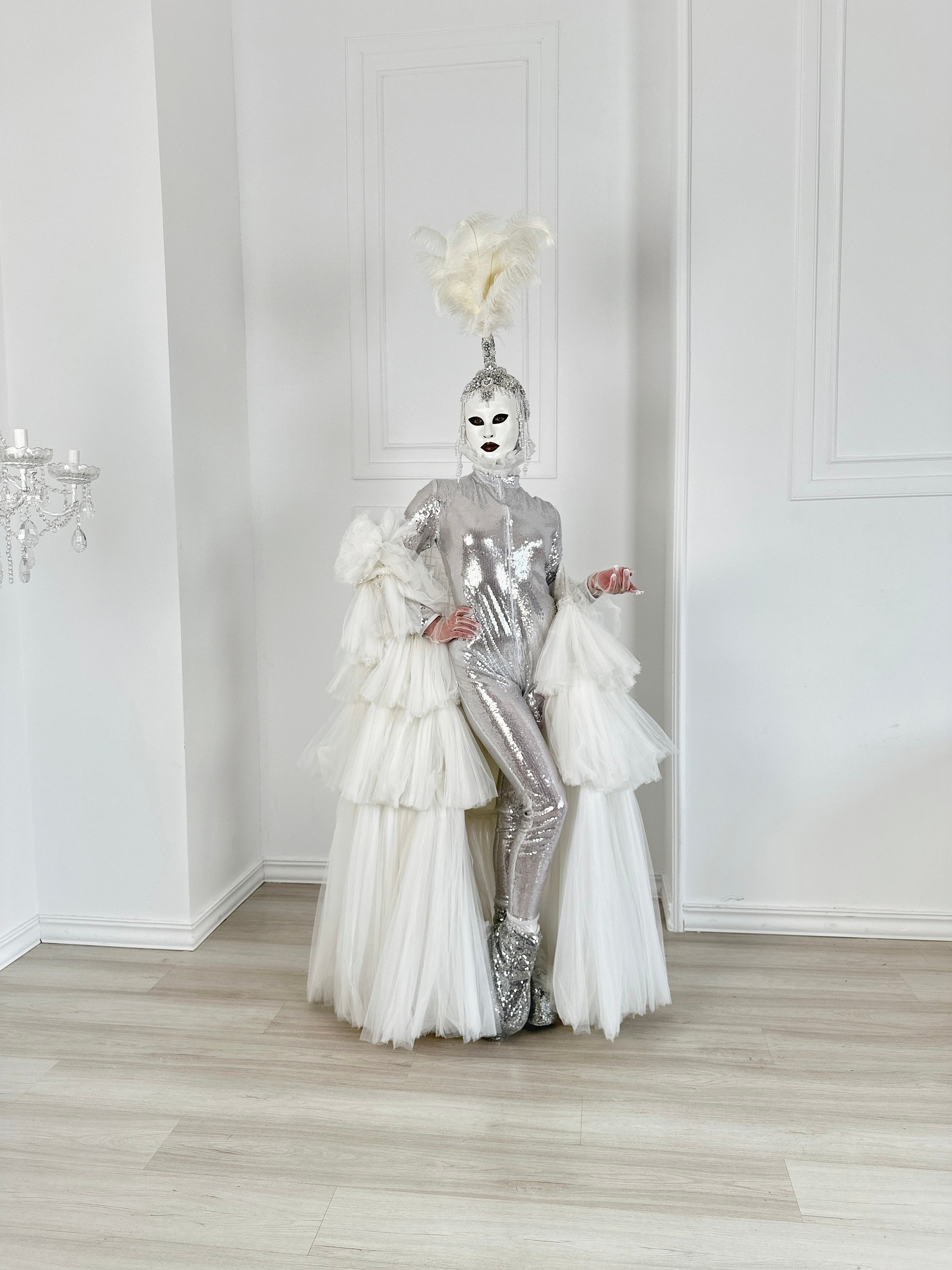 Костюм Серебро на встречу гостей. Мимы и Ходулисты на встречу гостей. Москва