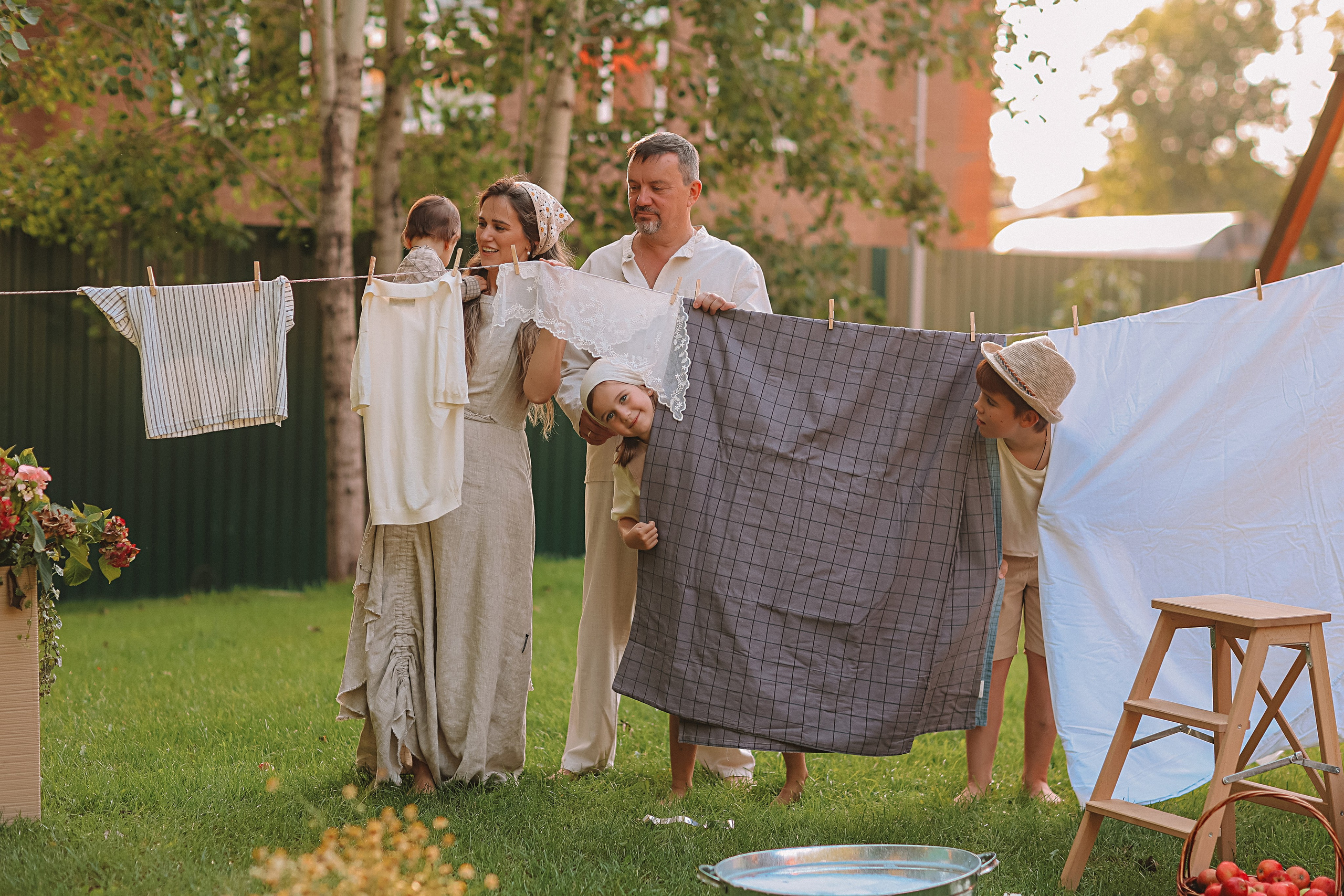Стирка у дома. Семейный фотограф Тюмень, фотограф на роды Салмина Мария
