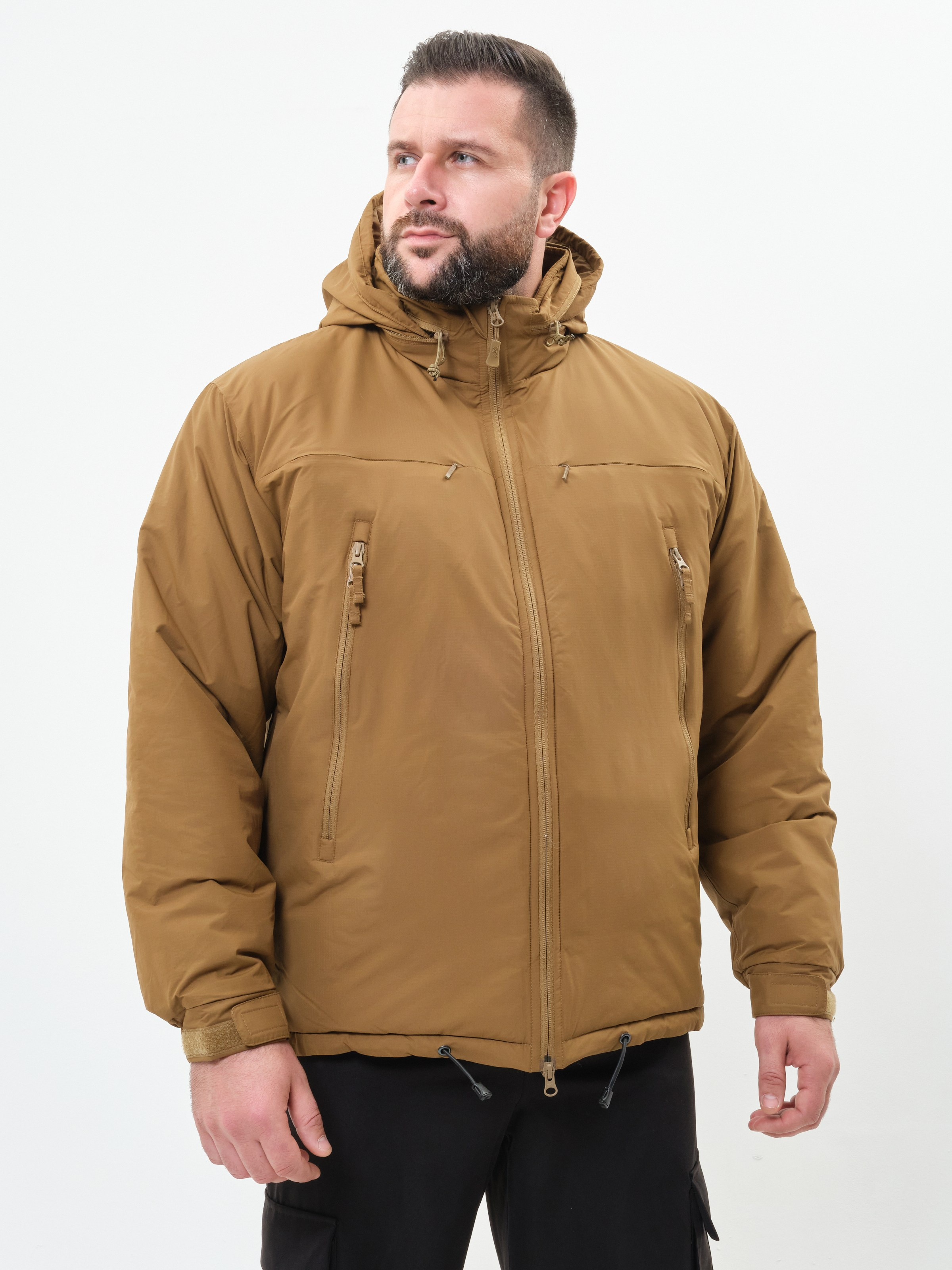 Мужчина в куртке песочного цвета