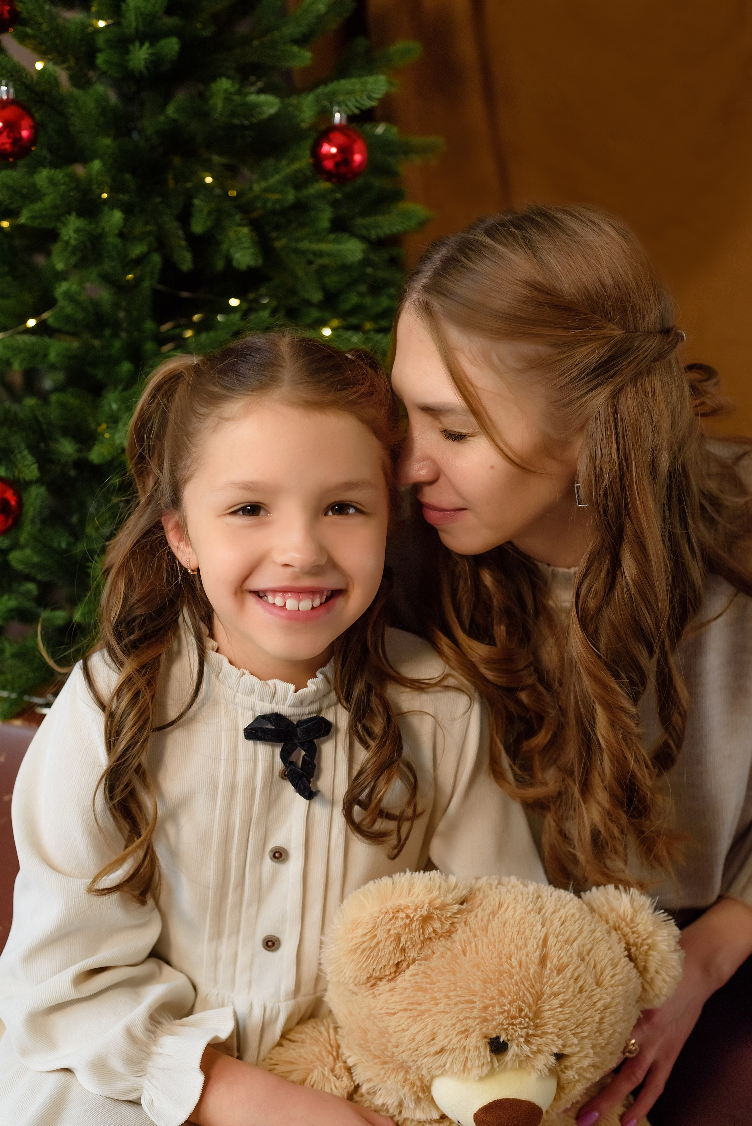 Новогодняя фотосессия «Красные ягоды» Полина и Инна. Детский Фотограф |Фотограф на годик в Брянске Ирина Романова