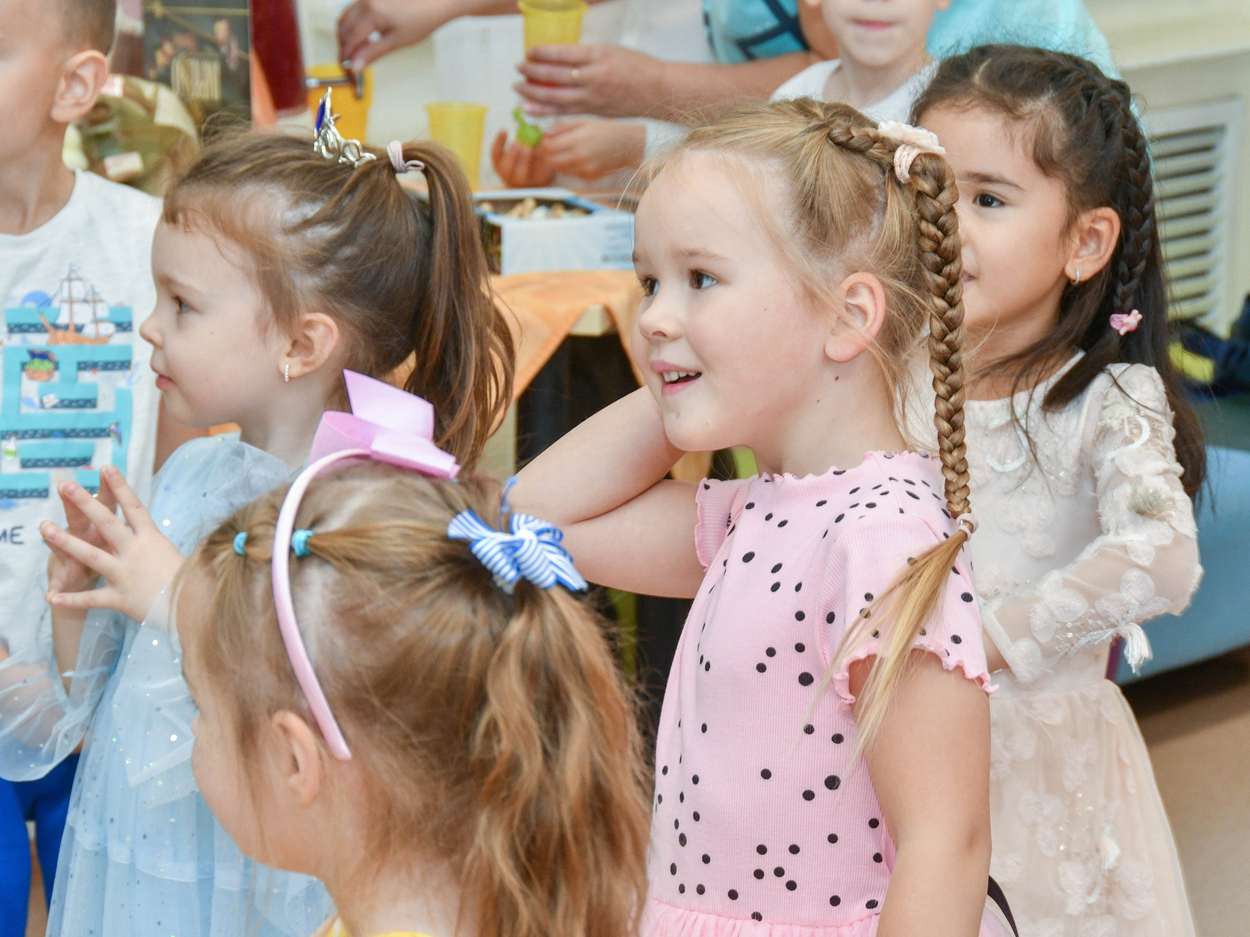 2023 г. День дошкольного работника и прогулка. Репортажный и детский фотограф в Новосибирске