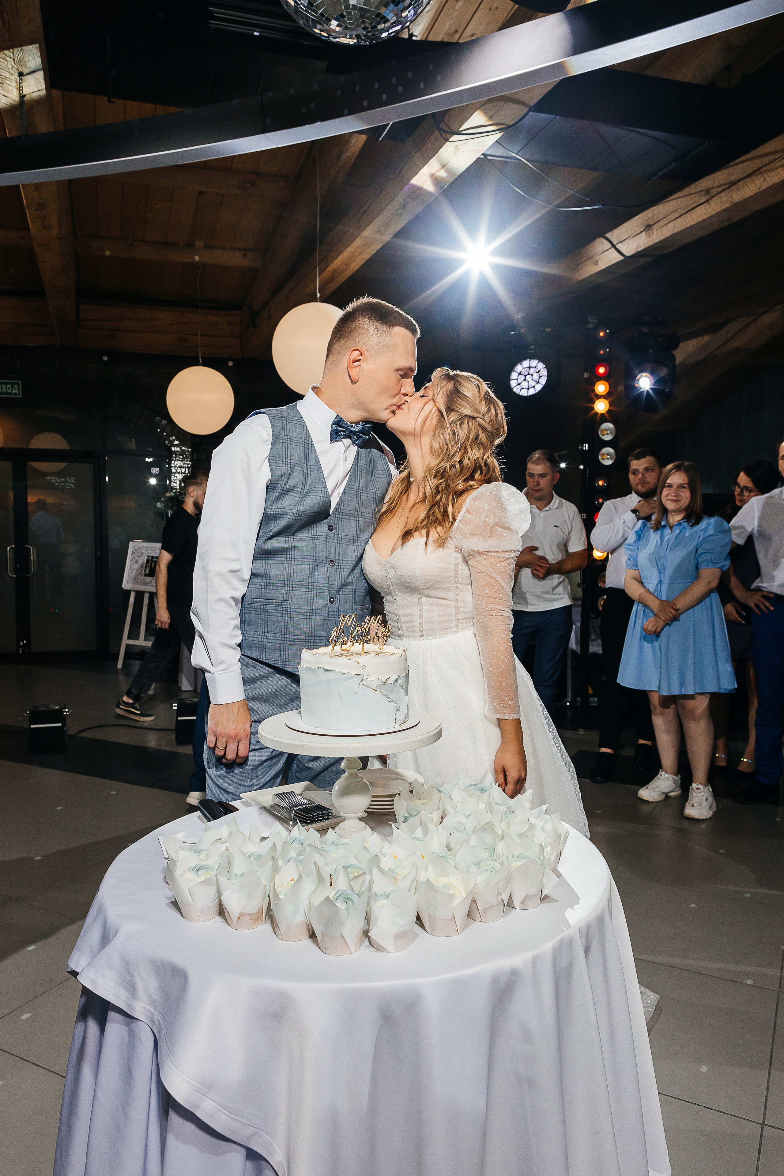 Трогательная выездная церемония в уютном дворике отеля. Олег Сверчков | Свадебный фотограф Вологда