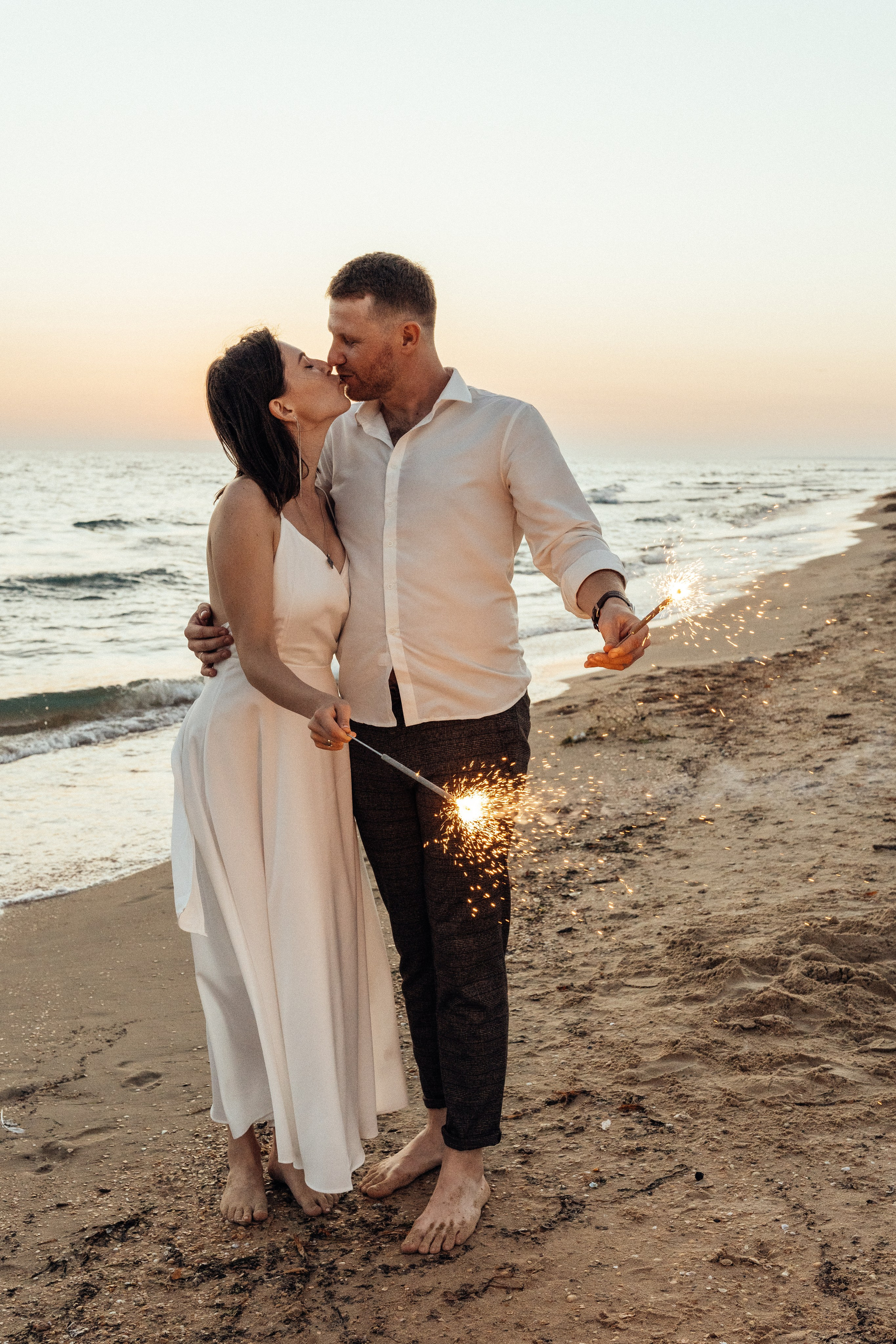 Фотосессия с бенгальскими огнями, на закате, на берегу моря, песчаный пляж