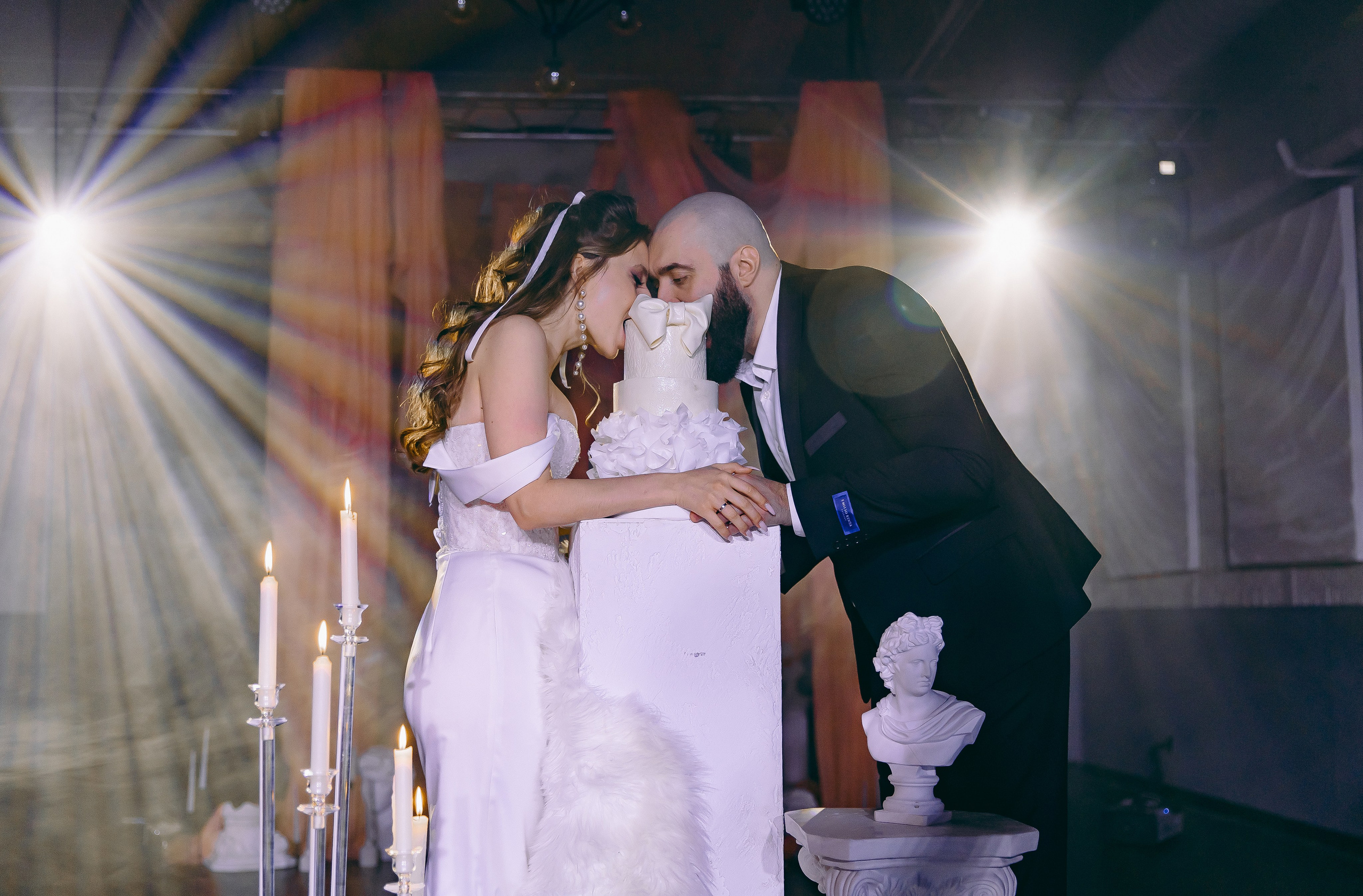 История торта Олеси и Владимира. Свадебный и семейный фотограф в Рязани Саша Крутых