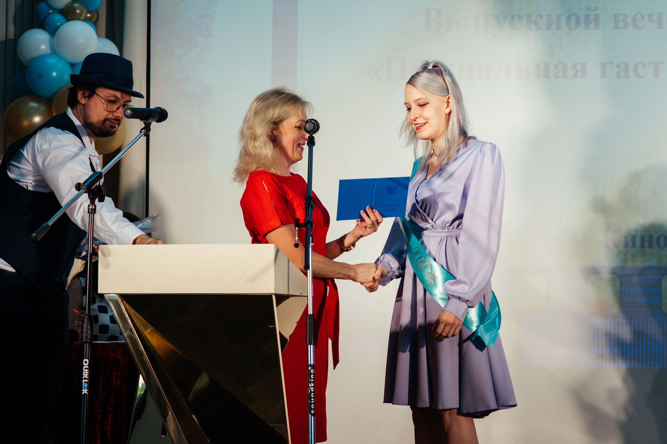 Вручение аттестатов. Выпускные альбомы в Подольске Москве и МО