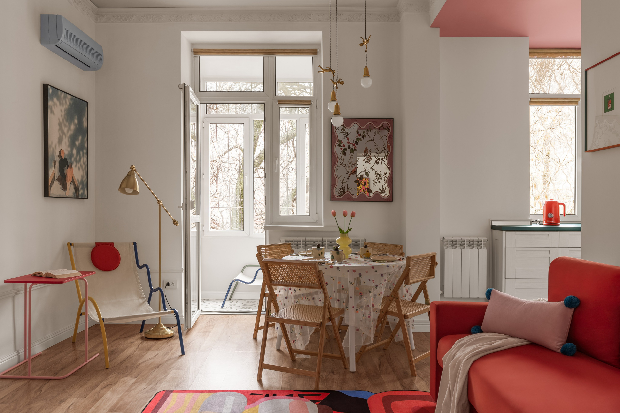 Интерьерная фотосъёмка яркой квартиры в центре Алматы.