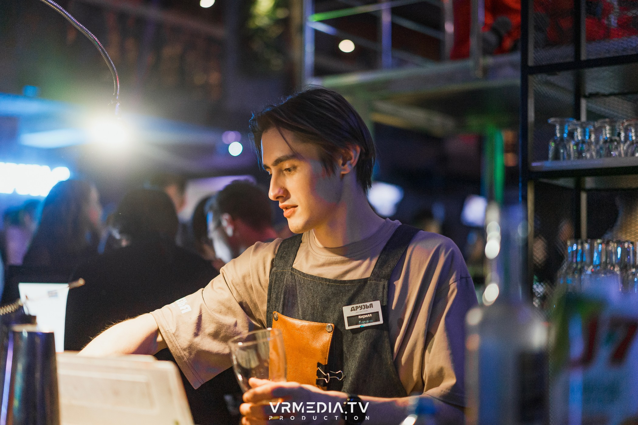 Бумажный дом в баре «Друзья»