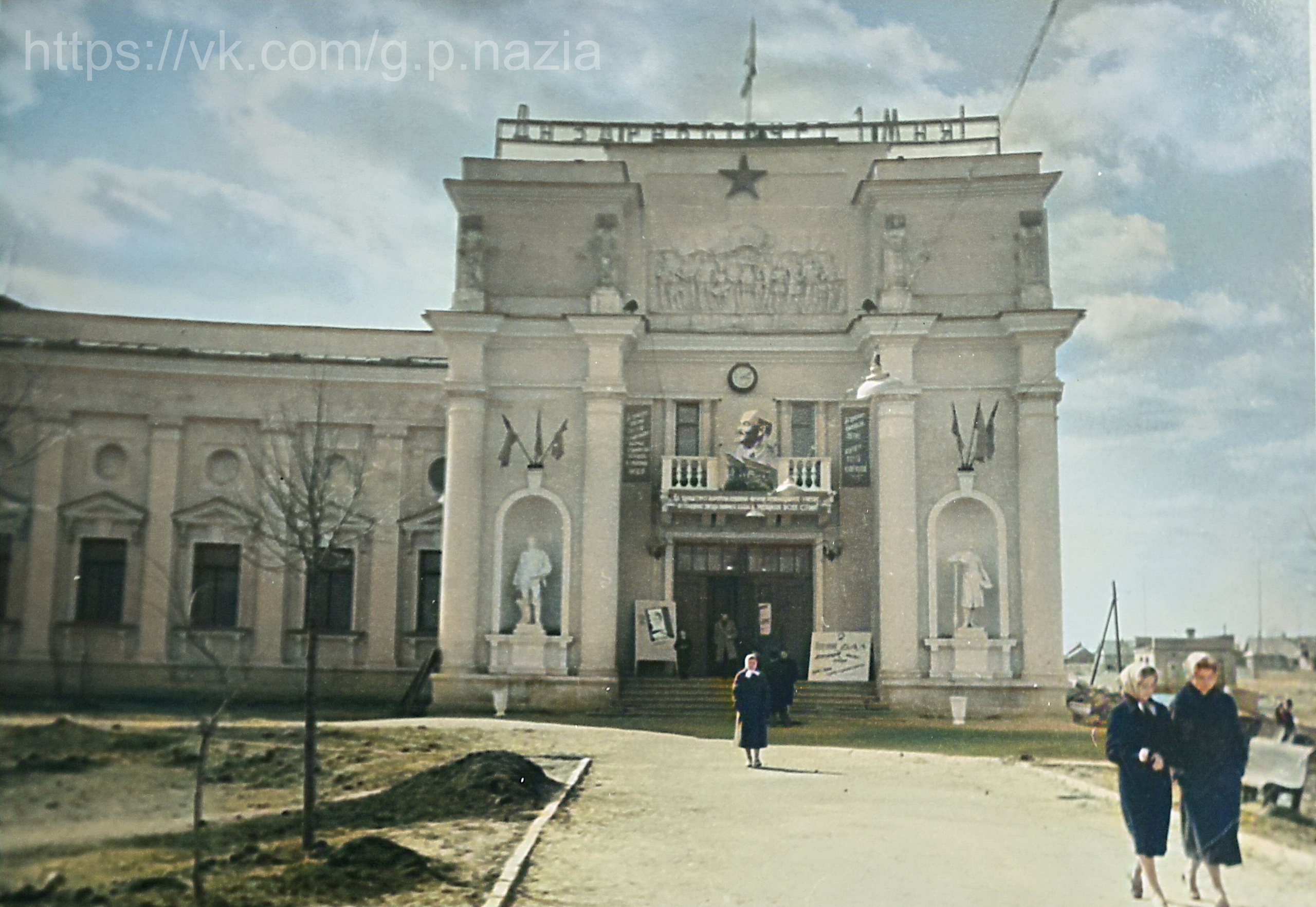 Фотографии Дома Культуры в разные годы. История Назиевского городского поселения