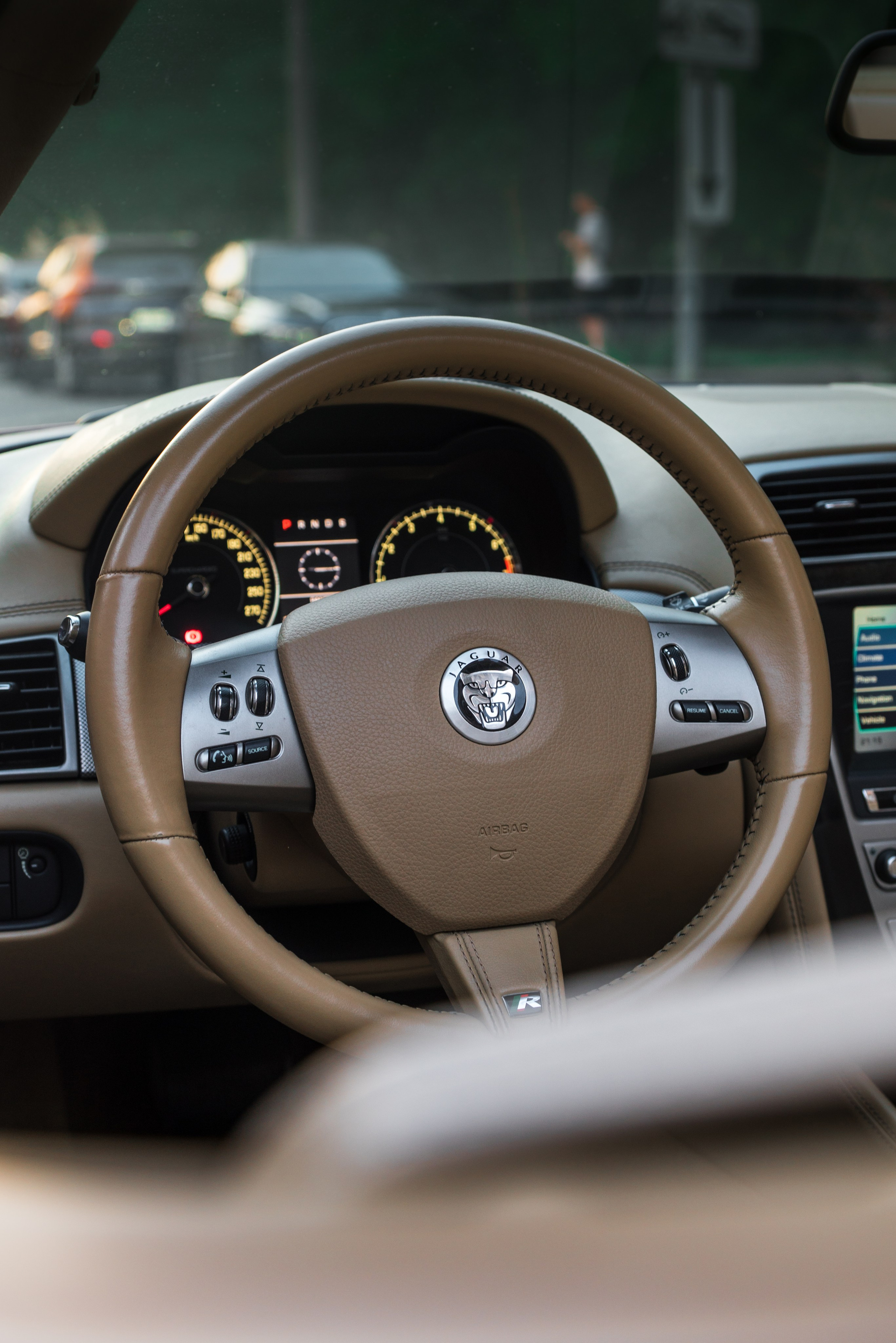 Фотосъемка в кабриолете по улицам Москвы на Jaguar. Жуков Илья  свадебный фотограф в Москве