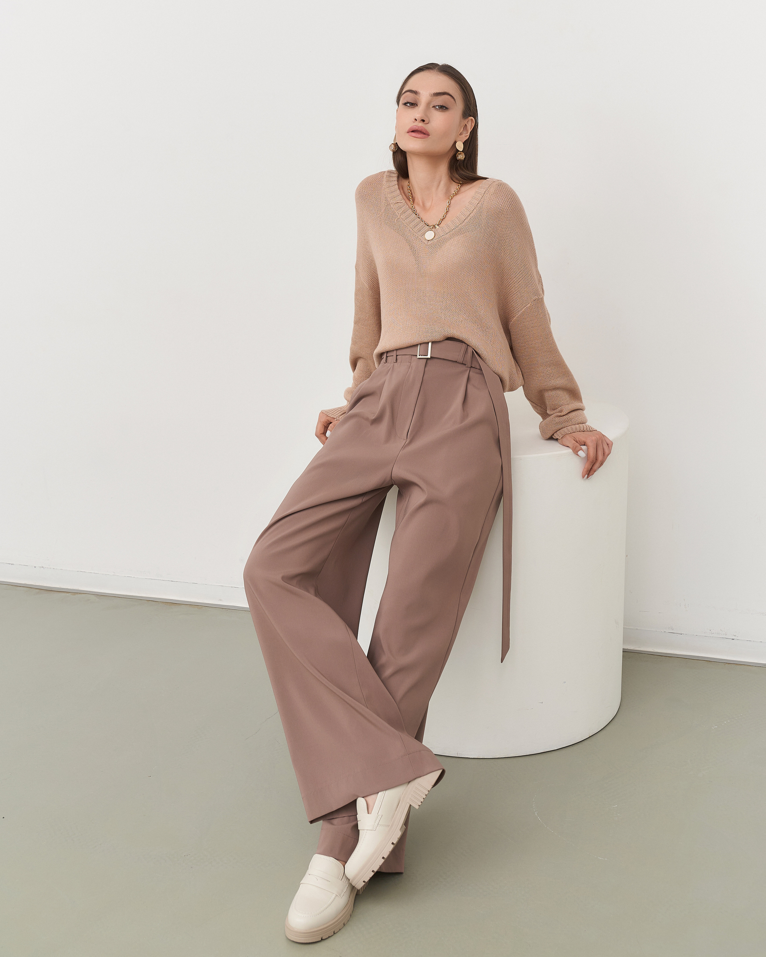 Объемный вязаный джемпер и мягкие складчатые брюки — комфортный повседневный образ