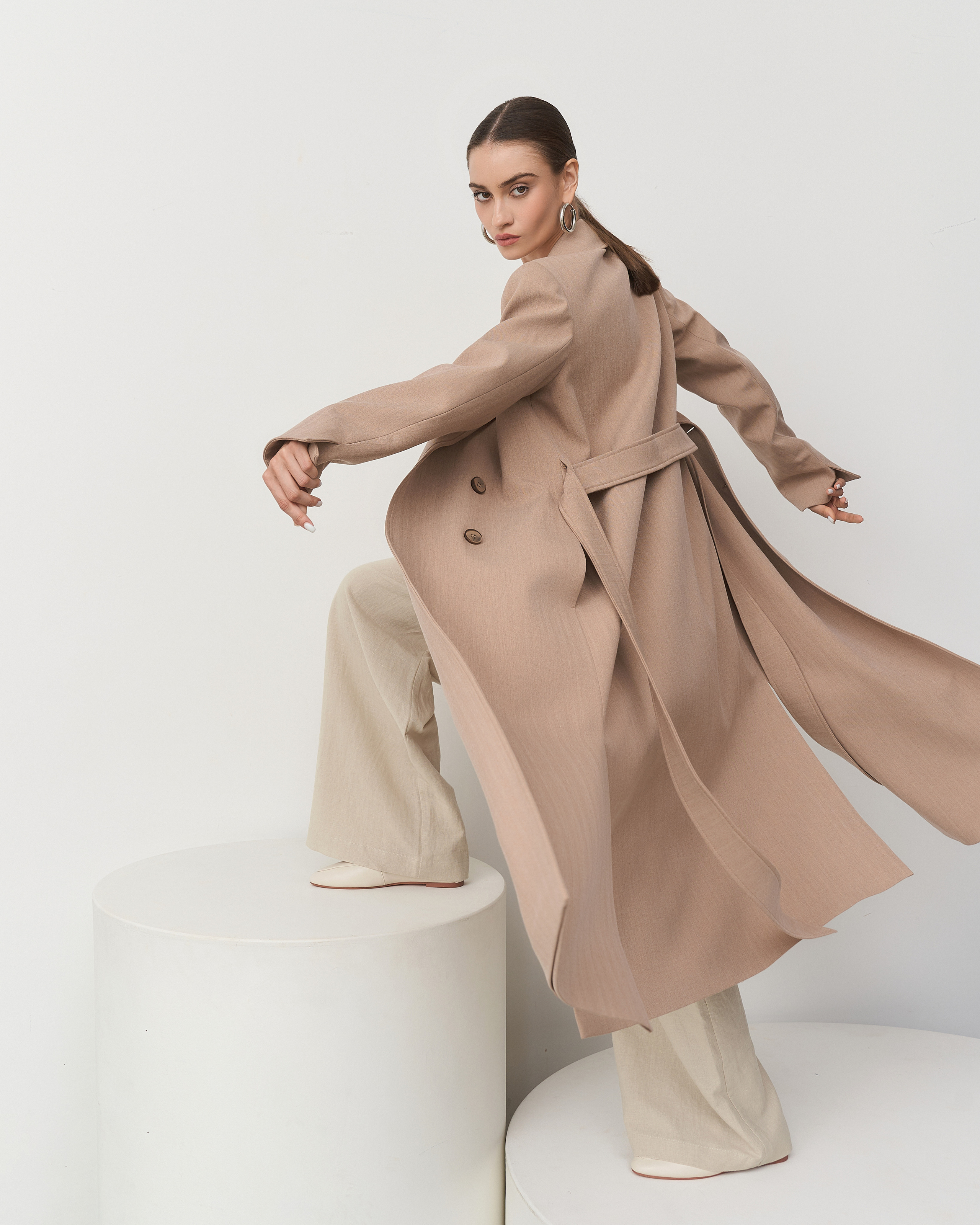 Динамичный кадр: модель в движении с широкоугольным объективом