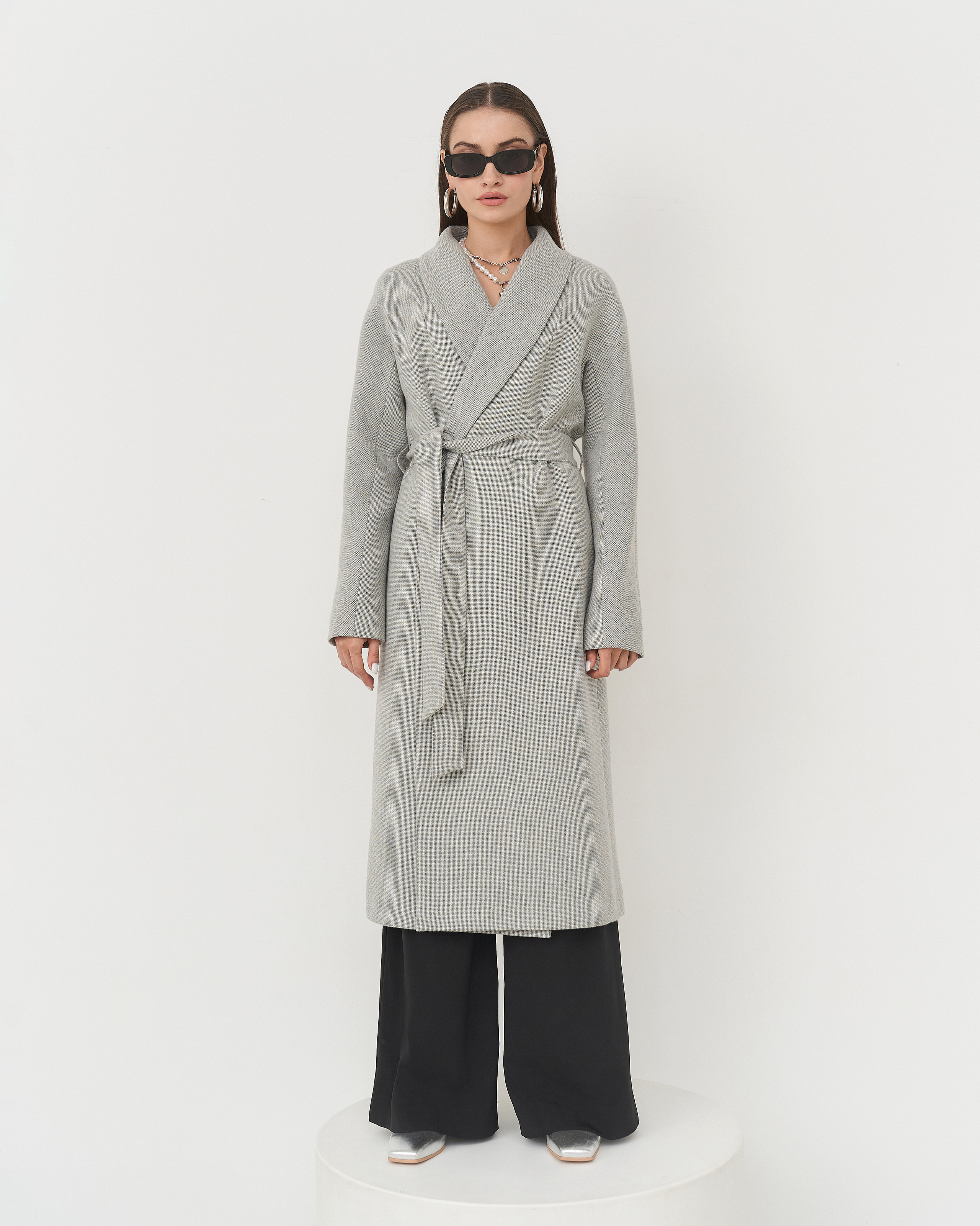 Пример ростового кадра для каталога Brandwomen - чистый белый фон