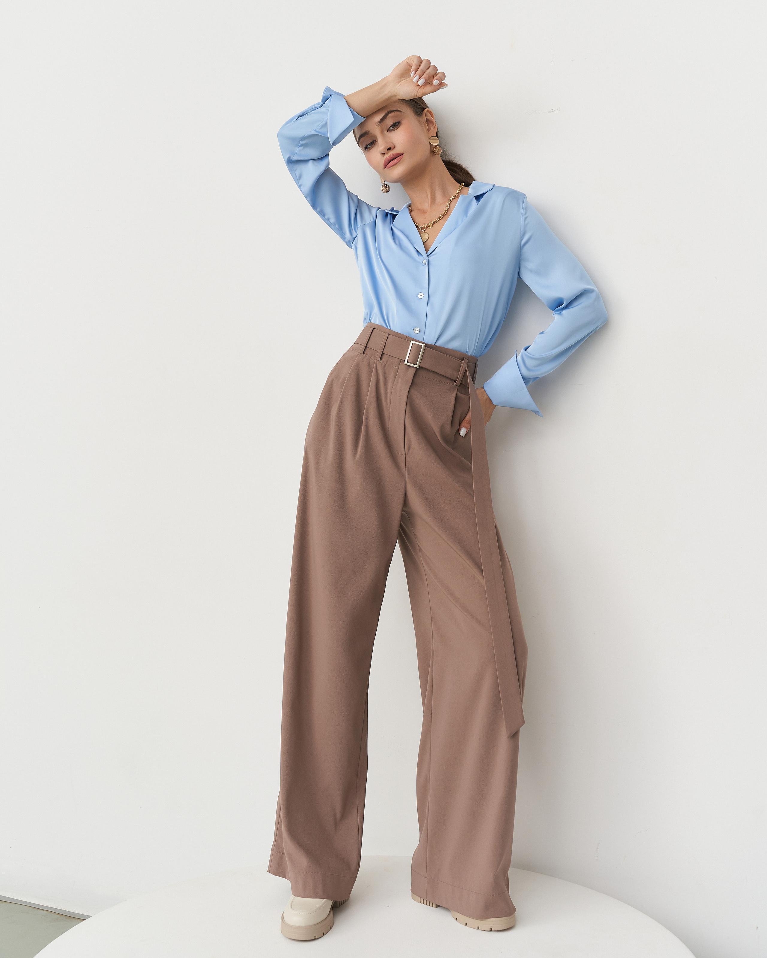 Блуза свободного кроя + широкие брюки — трендовый street-style look