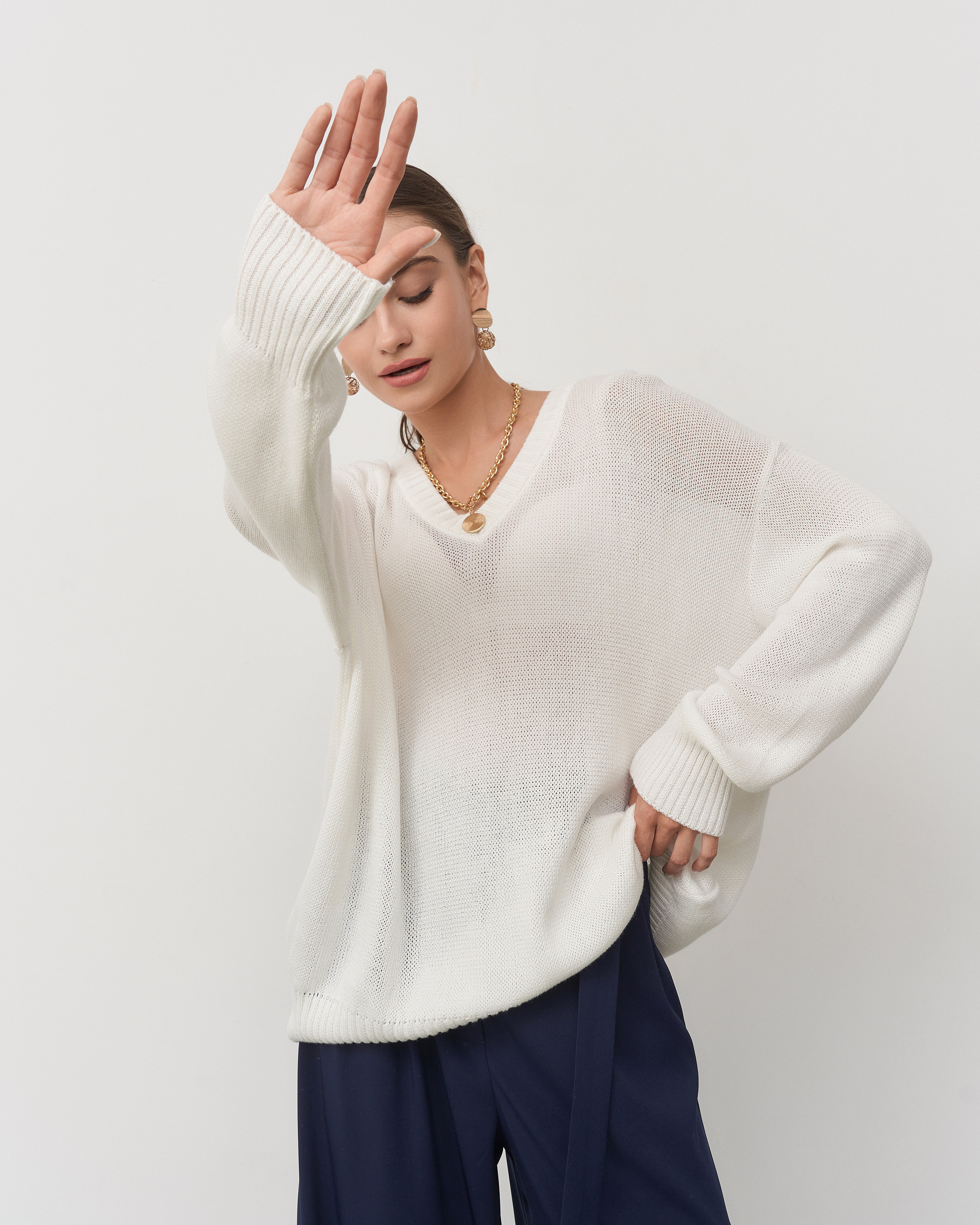 Белый вязаный джемпер oversize — лаконичный образ на белом фоне