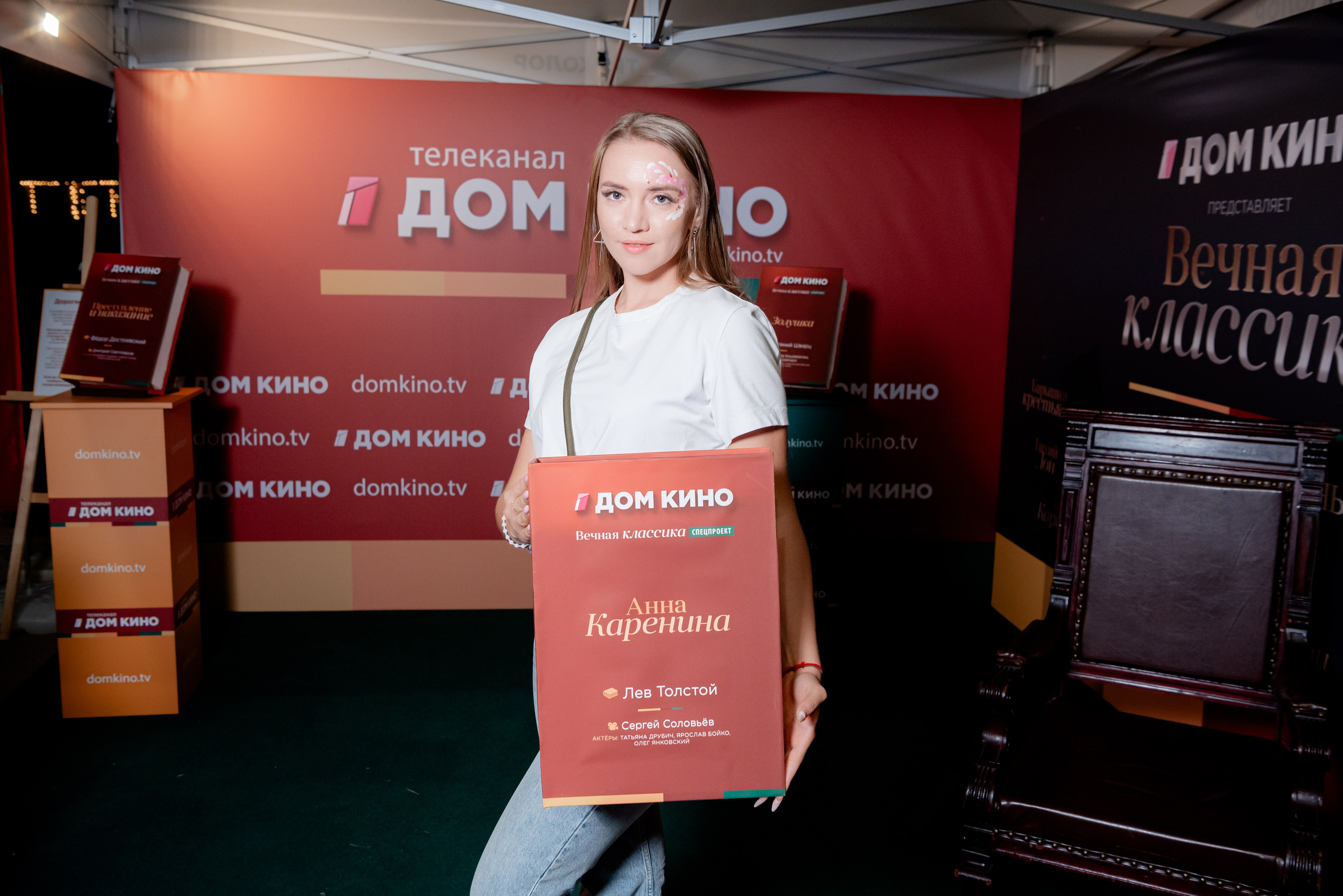 Портретные фото с артистами в палатке Триколор Дом Кинов на день города Волгоград. Фотограф в Волгограде и Волжском Александр Горбань