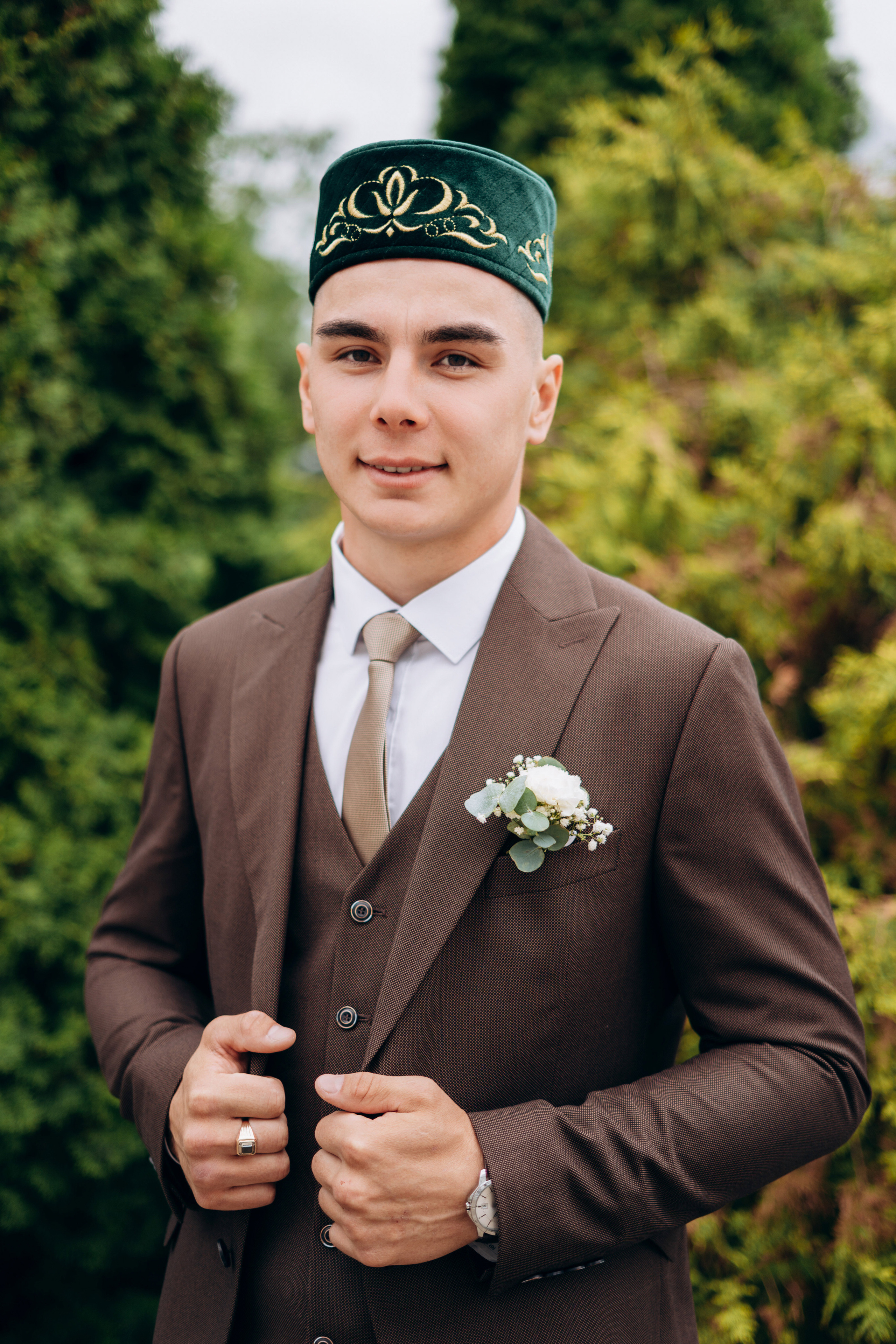 портрет жениха в тюбетейке, свадебный фотограф Казань