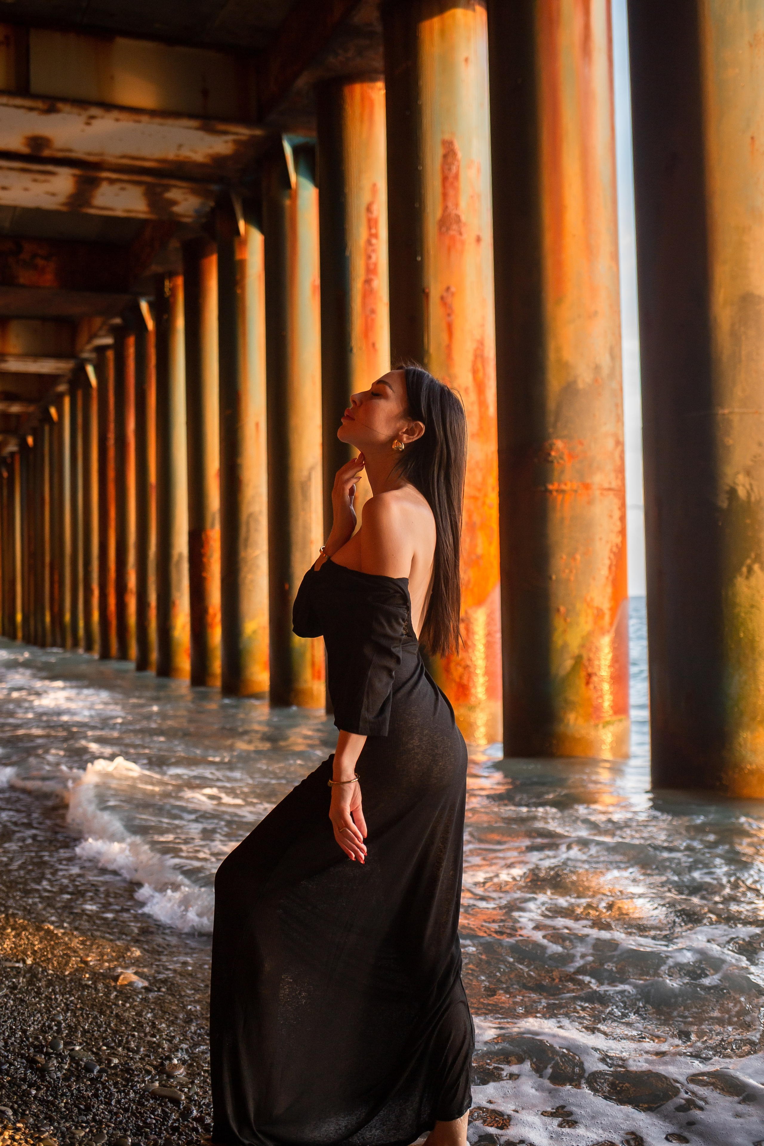 Фотосессия на пляже Сочифорния с колоннами в Адлере. Фотограф Сочи Адлер. Солькаева Анастасия