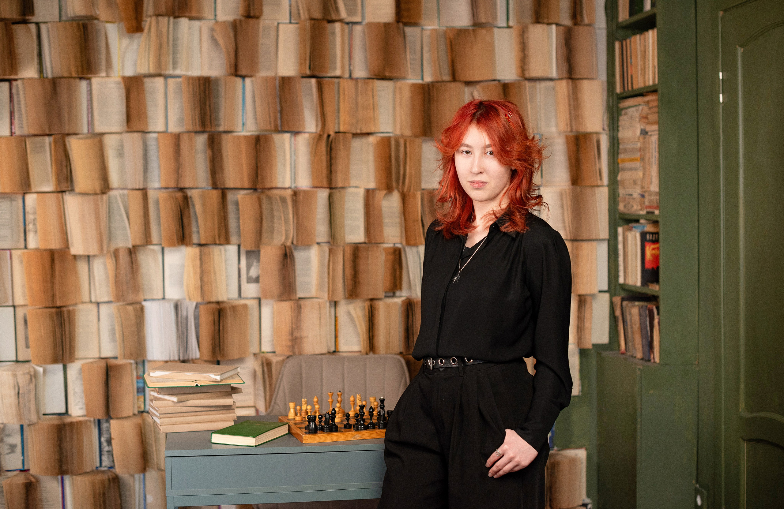 Профессиональная фотография ученика средней школы города Сургут, качественная съемка для школьного альбома, выпускник 2025 года