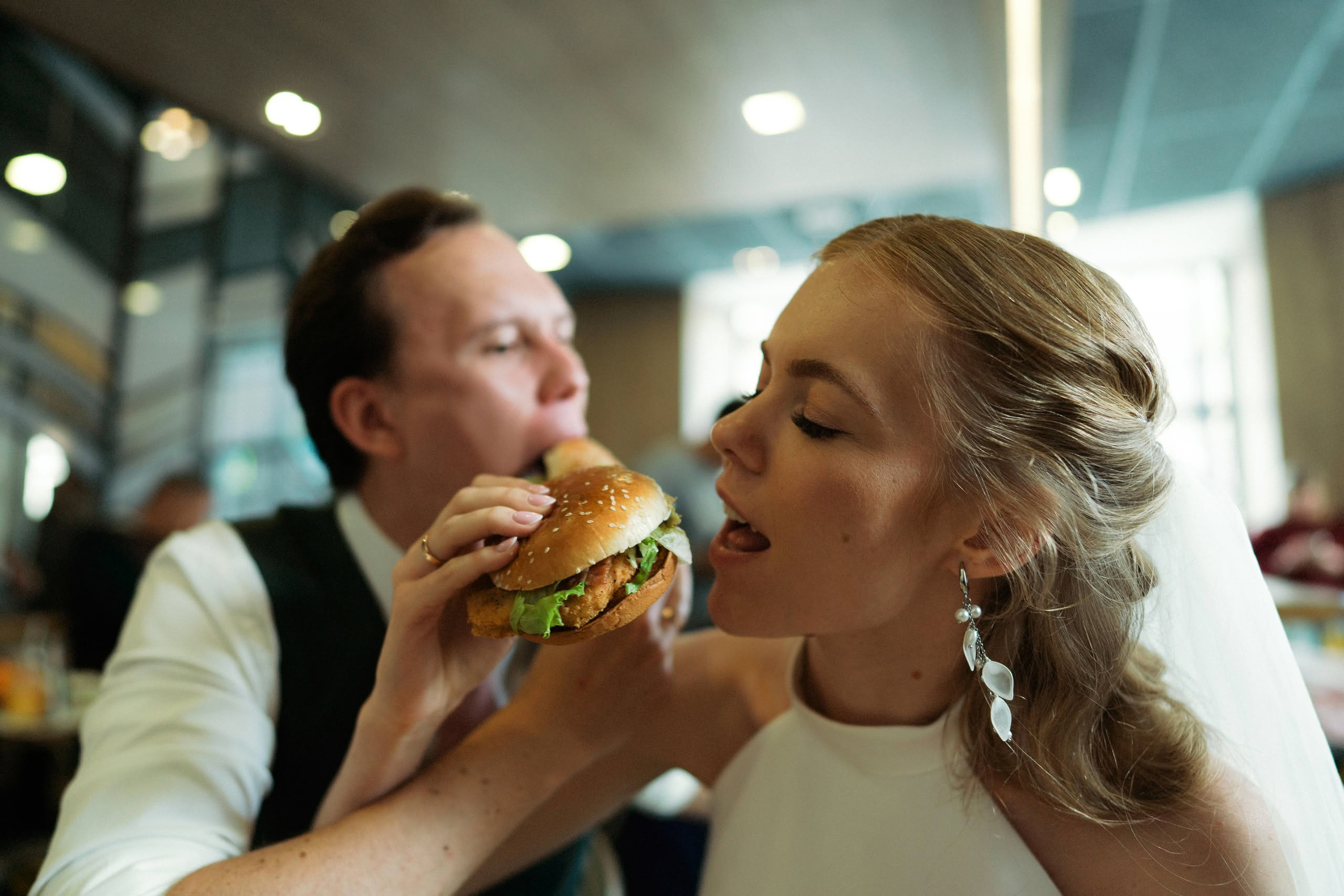 Арина и Илья — свадьба в Петербурге, цифра и плёнка. Свадебный фотограф Дмитрий Родионов — Санкт-Петербург и Ленинградская область