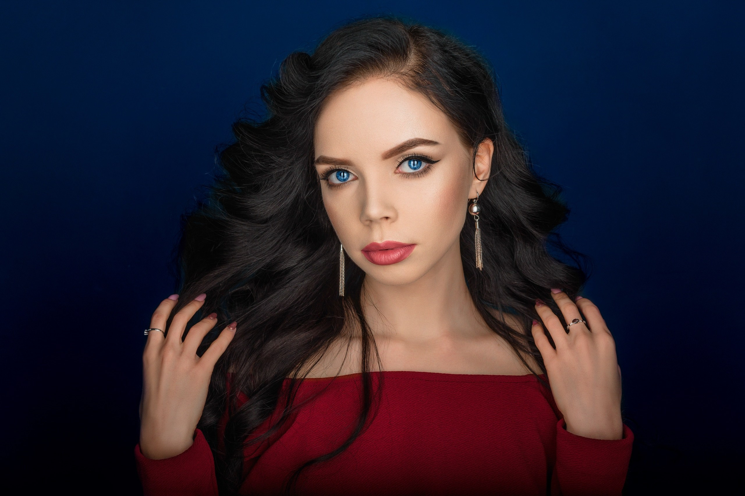 Фотосессия девушки в красном. Компания и фотошкола по созданию контента в Москве