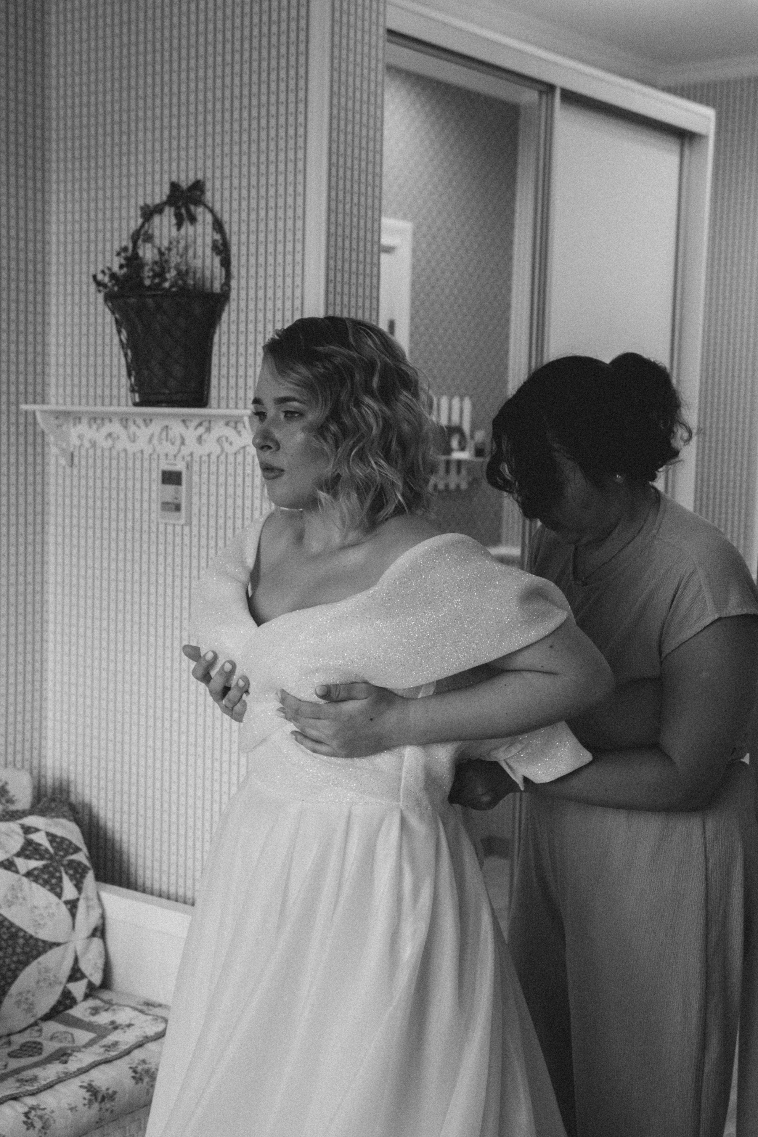 подруга помогает невесте